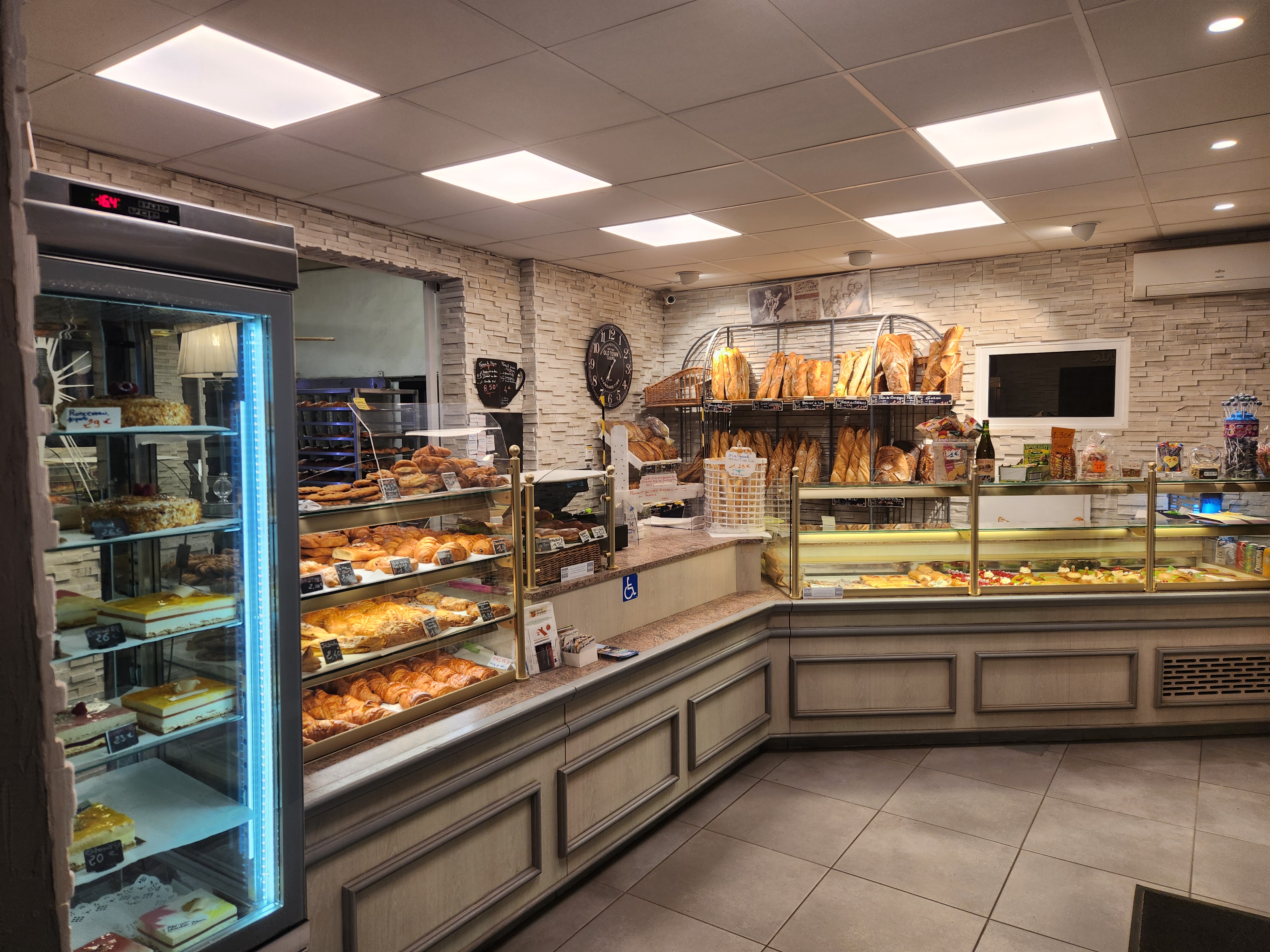 A vendre fonds de commerce Boulangerie Pâtisserie.
Située dans le centre bourg d'une petite commune de 1500 habitants, école, poste, infirmiers, bus, sur un axe routier très passant en direction de Bordeaux, Agen est situé à 7 kilomètres.
Une grande facilité pour stationner avec des places situées de chaque côté de la voie.
Pas de tournée, pas de concurrence, une clientèle fidèle et régulière, du village et des alentours, nous sommes un commerce de proximité qui est apprécié par nos clients.
Cette boulangerie vous offrira tout l'espace de travail dans un grand local agréable et lumineux de 300 m2, magasin et salon de thé 60 m2.
Le fournil est séparé du laboratoire pâtisserie, le matériel est en bon état et révisé régulièrement.
Le CA, 402000€, est en constant augmentation.
Le loyer est de 1300€ TTC pour l'ensemble logement compris.
N'hésitez pas à me contacter pour plus de renseignement.