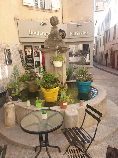 Boulangerie Pâtisserie
Très belle affaire tenue sérieusement depuis plus de 12 ans
Cœur de Village, mais à 15 minutes de Toulon, Hyères, 
Très bonne marge
chiffre d'affaire 315000HT pour 2023
Vente pour changement de projet de vie
L'ensemble du matériel est en très bon état (batteur,refroidisseur d'eau, cellule de refroidissement, armoire négative, tour pâtissier, diviseuse Merand..Tout ce matériel a moins de 2 ans)
N'hésitez pas à nous contacter si vous souhaiter d'avantage d'informations