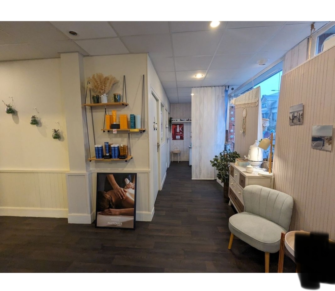 A vendre fonds de commerce salon d’esthétique – GIEN (45) – cause changement d’activité.

A moins de 2 heures de Paris, ce salon installé depuis 2017, bénéficie d’un emplacement idéal en cœur de ville de Gien (15 000 habitants). Il a su fidéliser une clientèle féminine et masculine (fichier = 1200).

Le local dispose d’une surface totale de 80 m2, distribuée comme suit : 

-         Un accueil et espace de vente de 16m²,

-         une cabine de soin corps avec douche de 14,5m²,

-         une cabine de soin de 8,5m² ,

-         une cabine d'épilation de 9m² ,

-         une cabine avec Appareil de bronzage UV de 8.7m²,

-         un espace onglerie de 9m²,

-         une réserve de 10,50m²,

-         Vitrine exploitable de 8ml,

-         + un parking privatif réservé à la clientèle.

Exploité seul pas de personnel à reprendre.

Bail commercial 3-6-9 : fin 2029.

Loyer annuel 8000 €

Idéal 1ère installation, possibilité de développement en élargissant les horaires et jours d’ouverture.

PRIX du fonds de commerce 37 000 €