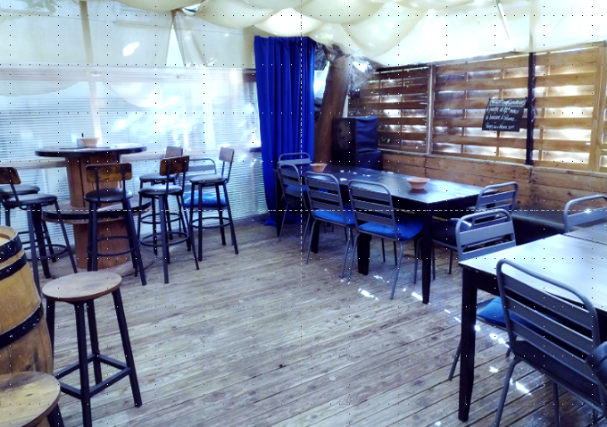 Critères
Surface : 84 m² dont 30 m2 terrasse
État du bien : Bon état
Description : Fonds de commerce 54 m2 + 30 m2 terrasse + devanture du bar sous les arcades - LA GARDE (Var)
URGENT !!
Cause maladie, cède fonds de commerce équipé, licence 3 restauration, en plein cœur du Village médiéval de La Garde. 

Local de 70 places environ, exploité actuellement en bar de nuit dont la fonction principale est bar à bière et à vin avec tapas. Décoration et contexte rock. Animations régulières : Live music, soirées à thème, jeux et initiation aux jeux, etc… Quartier animé et facile d’accès qui attire une clientèle fidèle et variée. 

Possibilités d’organiser d’autres activités durant la journée : 
café ludique, salle de réunion, lieu de rencontres culturelles ou ateliers, salon de thé… ou tout autre concept inédit ! 

Pas de salarié. Idéal pour jeune couple 
Les + : 
✔ Clientèle régulière 
✔ Terrasse intérieure
✔ Loyer attractif : 982 € / mois 
✔ Cadre chaleureux et convivial 
✔ Matériel en place 
Prix de vente 80000 € TTC négociables. Honoraires charge acquéreur 
Aucun document ne sera fourni sans preuve de la solvabilité des futurs acquéreurs.