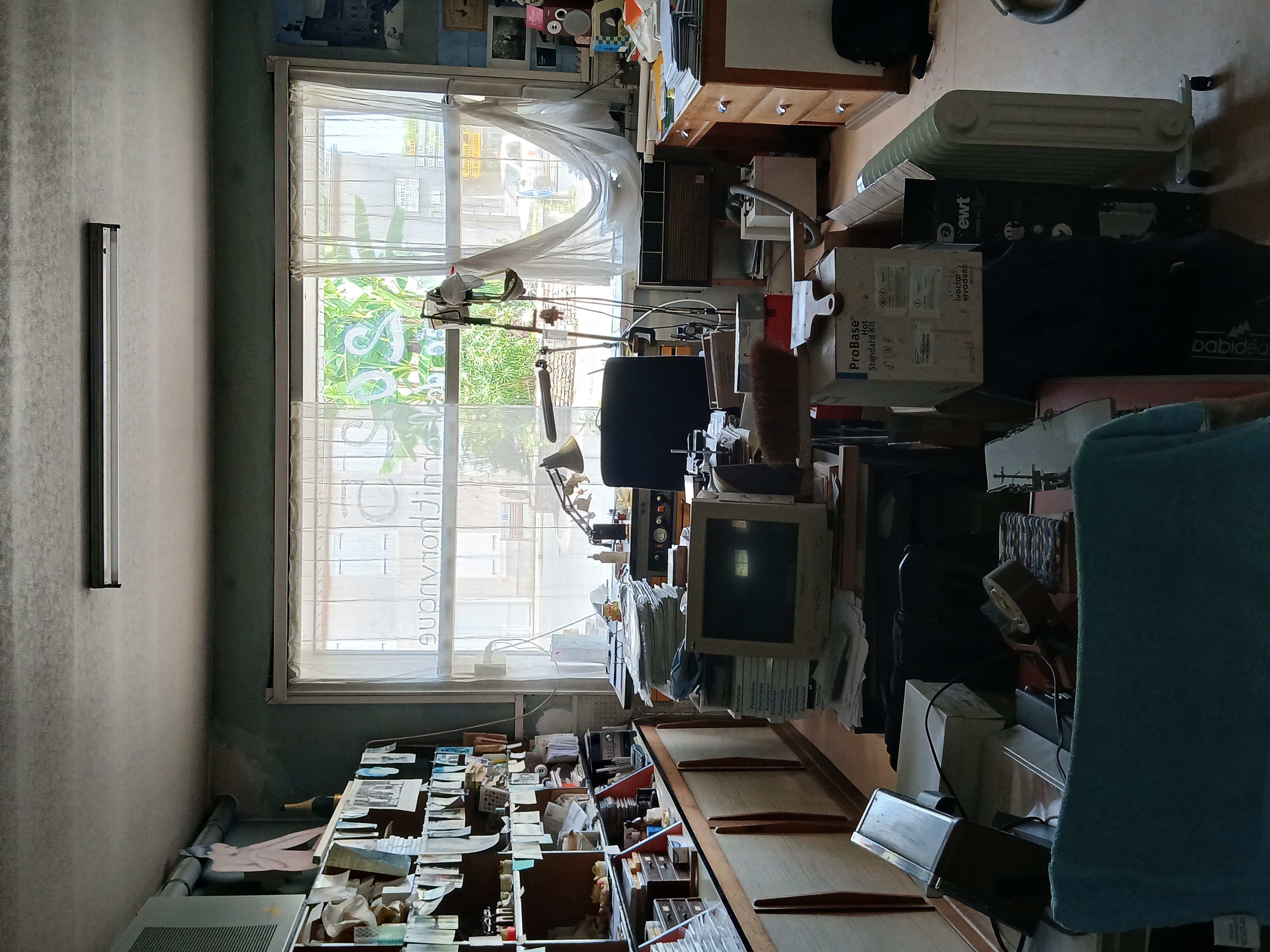 Pourquoi s’installer à Martel ? 
Travailler et vivre à Martel, c’est profiter d’un cadre de vie paisible et authentique au cœur d’un village médiéval plein de charme. On y trouve une vraie vie locale, avec marchés, artisans , commerces et animations culturelles toute l’année. Le tout dans une commune dynamique, accueillante et bien située entre Corrèze, Dordogne et Lot.
Présentation du cabinet : 
Le cabinet est en activité depuis 1984, avec une clientèle fidèle de dentistes locaux. 

Un cadre de travail exceptionnel :
Le local de 28m² est entièrement équipé, disposant de tout le matériel nécessaire et situé en plein centre-ville avec parkings et commerces à proximité. Le poste de travail donne sur une grande vitrine avec une vue dégagée sur la commune de Martel et l’une de ses sept tours.

Conditions financières :
Loyer : 410 € / Bail commercial en cours.
Prix de vente du fonds artisanal : 27 000 €