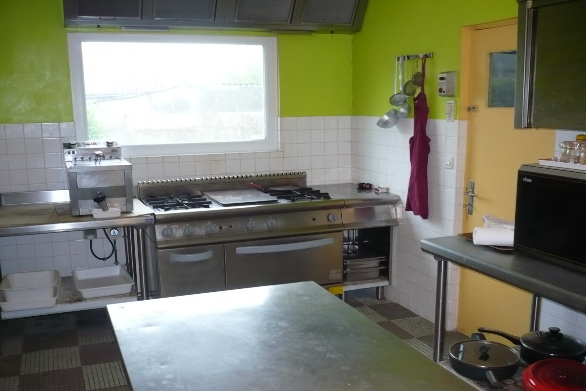 Cause départ à la retraite vend murs et fonds de commerce bar-tabac-restaurant-épicerie-depot de pain et Ouest France. Situé en milieu rural sur axe passager, grand parking en face. Grande surface commerciale (200m2).
Salle de restaurant, cuisine pro, réserve. Epicerie de proximitée. Bar avec terrasse expo sud.
logement: 1er étage: 4chambres, sdb, bureau. 2eme 2 chambres sdb. 
Garage, dépendance + jardin.
Fort potentiel, resto a développer.
CA régulier EBE > 35000€
FONDS 95000€ MURS 180000€ CLASSE ENERGIE D