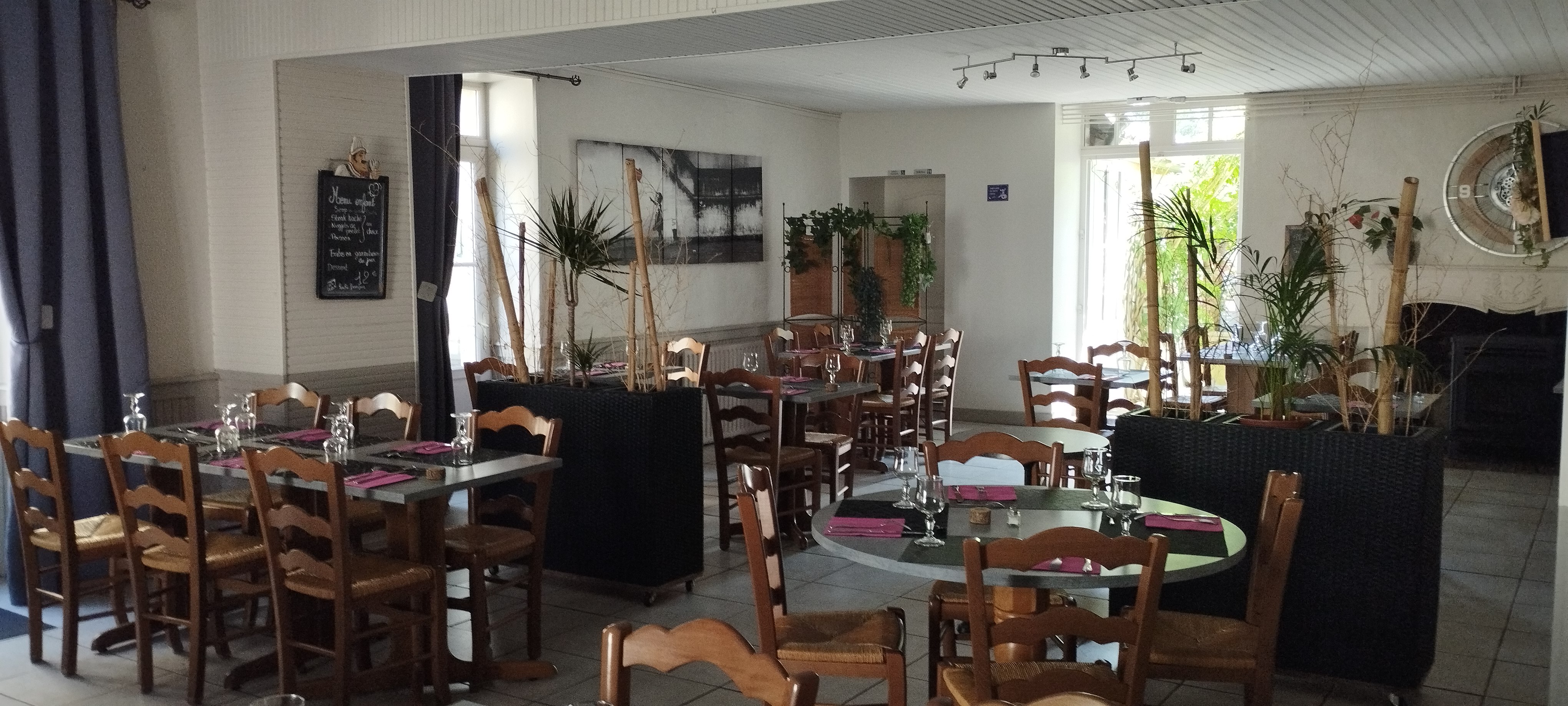 A SAISSIR TRES BEAU RESTAURANT AU BORD DU CLAIN TRES BON MATERIEL PRO APPARTEMENT 150 M3 TERRASSE 80 M3 TRES GANDE CUISINE JARDIN 200M3 PETIT LOYER