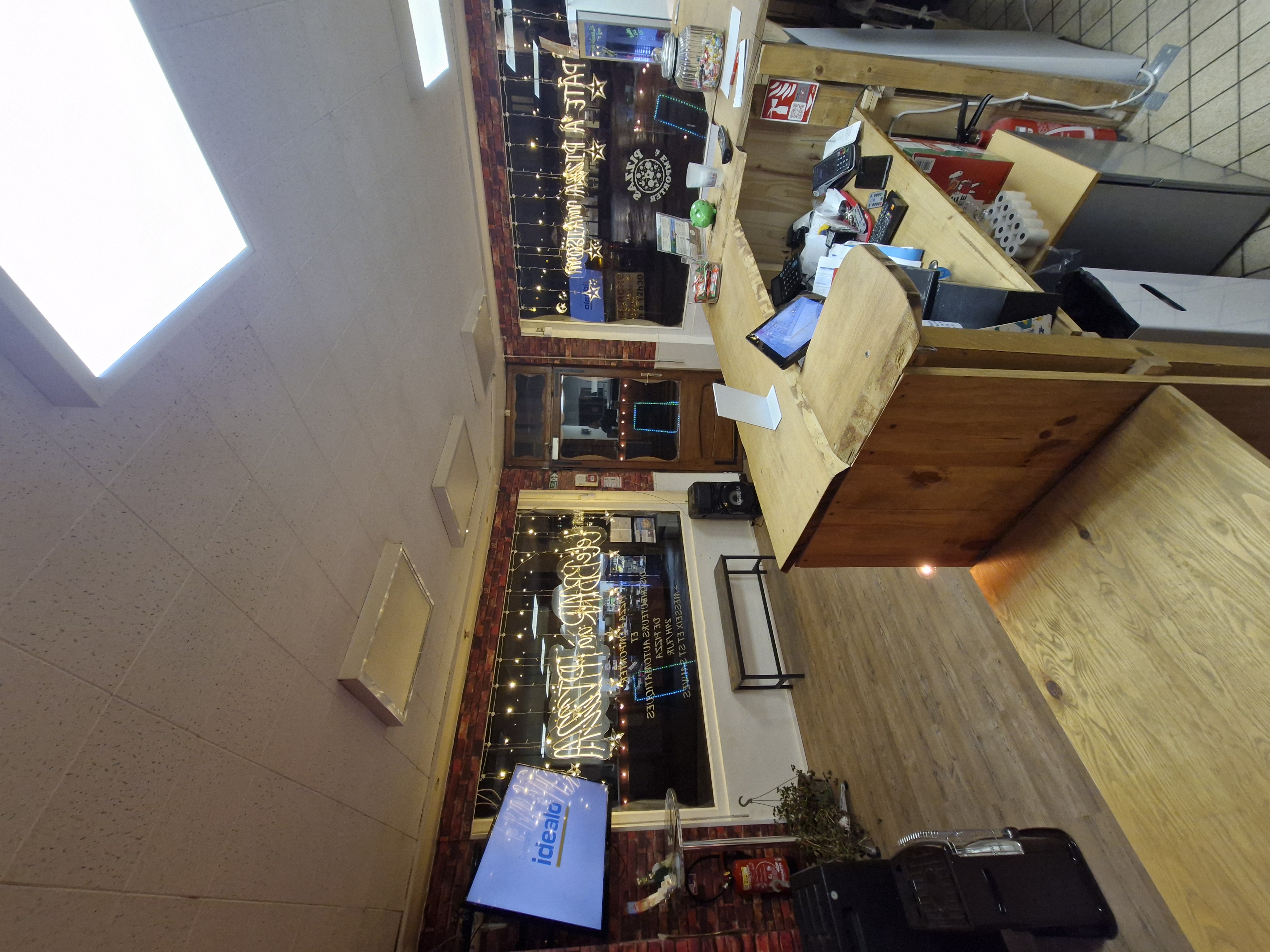 A Vendre Fond de commerce Pizzeria avec 2 Distributeurs automatiques à pizza et 1 distributeur à boissons .
Au Cœur du village à 8 min de la Bourboule et 15min du MontDore,exerçant depuis 5ans et  situé dans une région touristique et sur axe passant , visibilité assurée. 
Situé dans le puy de dôme a 15min des pistes de ski et à 45min de clermont ferrand. 
Local est divisé en 2 pour la surface de vente et la cuisine , une autre surface pour la plonge et une cave .
Sous bail commercial pour le local et les distributeurs. 
Développement du commerce a la demande des clients: snacking : Burgers , frites, panini, salades, plats ... à emporter 
Le  commerce est ouvert du mardi au samedi : le soir uniquement 
Possibilité d'ouverture le midi : plat du jour 
Actuellement c'est une pizzeria en vente à emporter , vous aurez la possibilité de moduler l'intérieur pour accueillir sur place ( env.10pers) 
Aucuns employés a reprendre 
Loyers attractifs : local et emplacement distributeurs 
C.A en évolution 
Prêt a travailler, vous avez tout le matériel nécessaires .
 
1er contact par téléphone aucuns éléments comptables ne sera communiqué par mail/SMS... uniquement lors d'une visite sérieuse et crédible dans son financement 
Curieux s'abstenir !