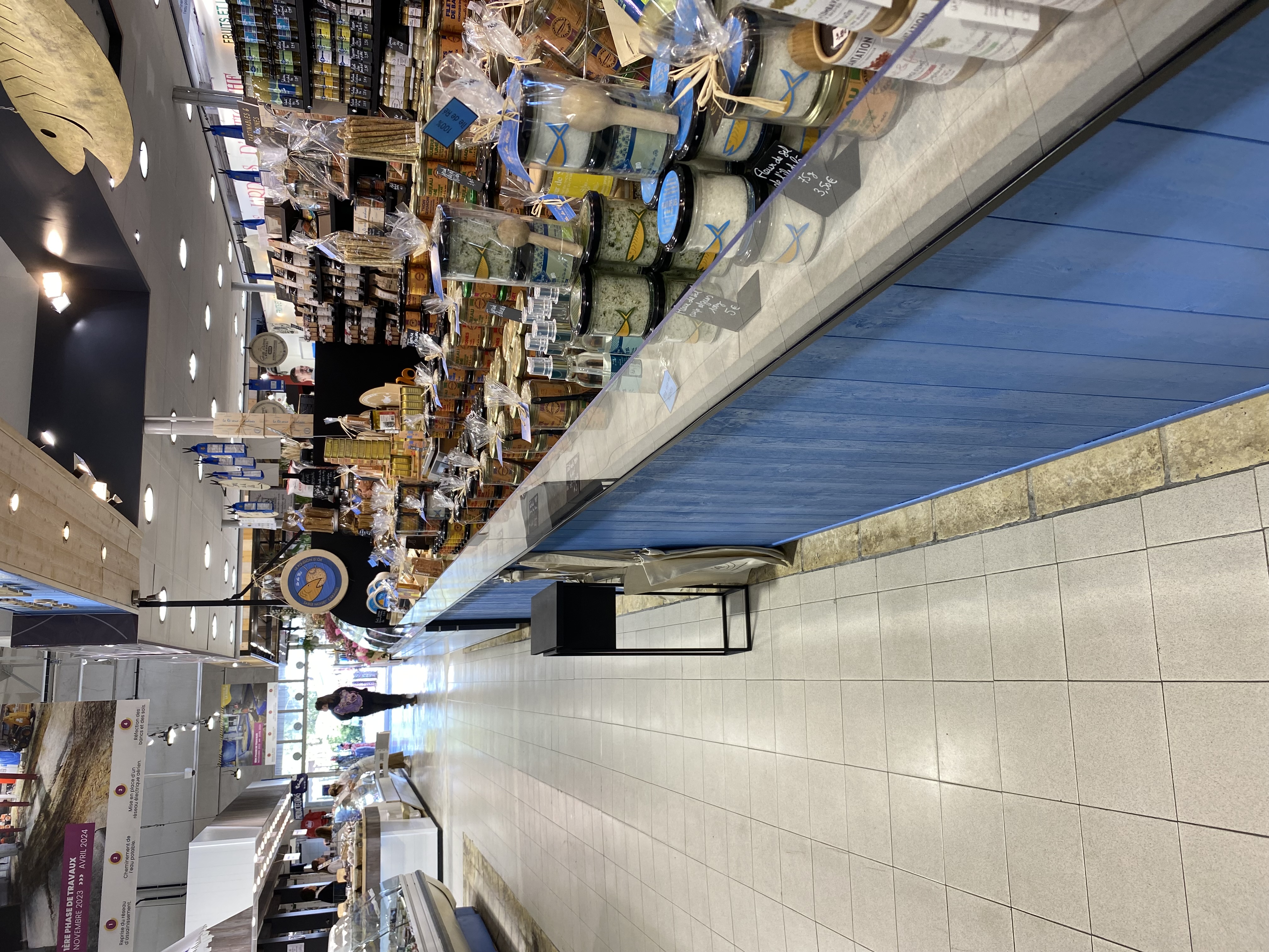 Venez vivre et travailler dans un lieu exceptionnel et préservé !
Vous souhaitez changer de vie ou vous développer?
Le marché du Bois Plage est le plus grand de l'île de Ré.
Beaucoup de passage en saison.
Stand de 6 mètres linéaires au milieu de l'allée centrale, très bien placé.
Marché saisonnier mais aussi ouvert toute l'année pendant les vacances scolaires et 4 jours semaines hors saison et hors vacances...
Peu de charges. Très faible loyer: environ 300€/mois.
Possibilité de faire toutes activités qui ne sont pas encore présente sous la halle... (exemple: traiteur asiatique, cuisine d'Amérique du Sud, cuisine Indienne, Grecque, Portugaise, Marocaine, Libanaise, végétarienne, chocolat, glace, jus de fruits, confiture...)
N'hésitez pas à me contacter pour toutes questions.