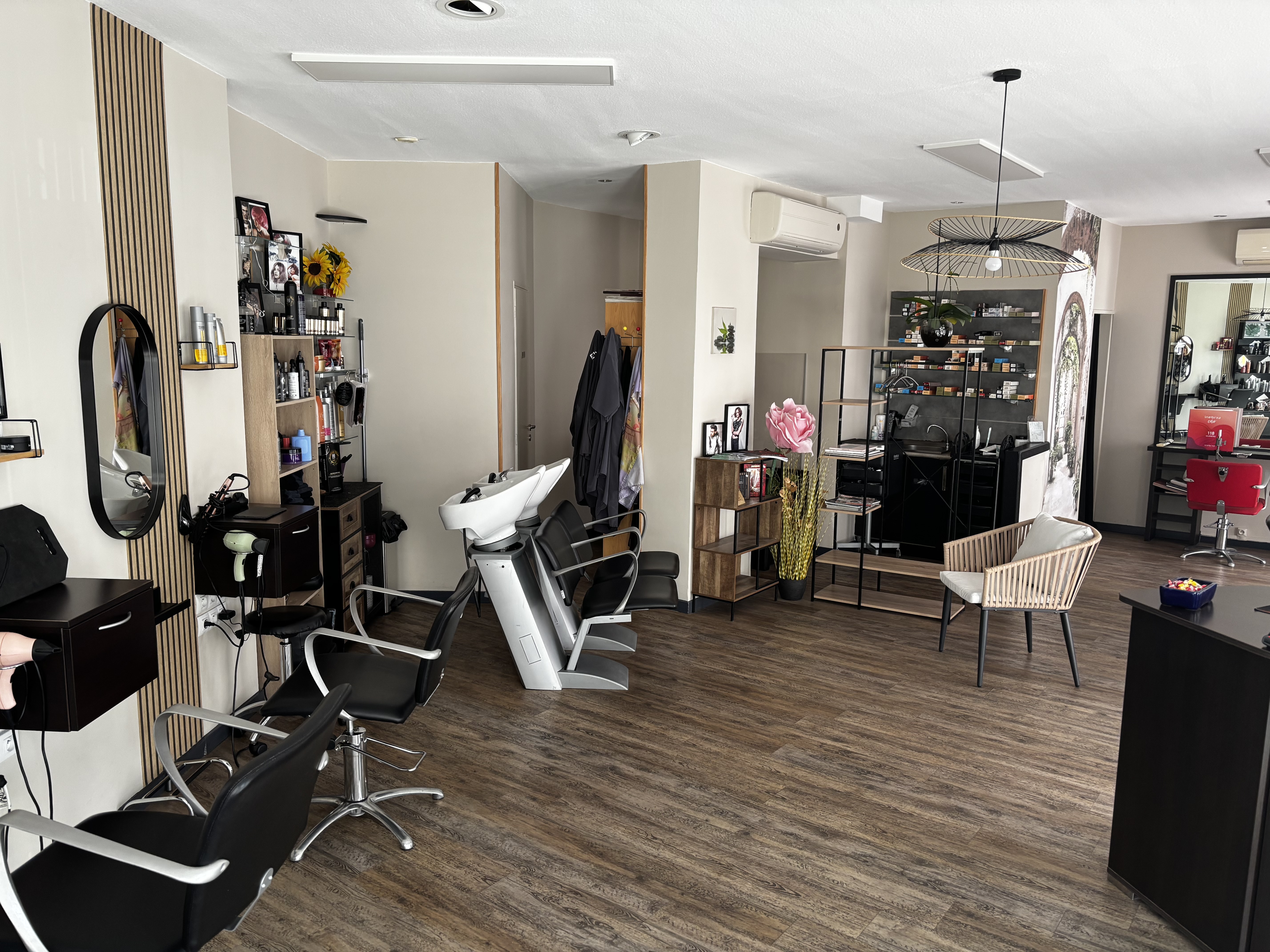 « Pour Raison de Santé »
À saisir Belle opportunité d’entreprise actuellement du secteur de Beauté Coiffure Mixtes ,
possibilité tous commerces .
Situation entrée de ville,
angle de rue vitrée,
Parking gratuit, 300m du marché principal du département,
Avenue très commerçante,très bon flux piétons et routiers
Rénovations effectuées récemment,
65m2, 6 postes de travail,3postes de lavage (dont 1 massant),réservé avec laverie et coin pause 
Salon Climatisé ,caméra, 
informatique ,logiciel de caisse réservation en ligne,
Noyau clienteles fidèles +gros fichier clients (très bon potentiel). 
Loyer modéré (possibilité d’acquérir les murs),
Dans une très belle région à proximité des Montagnes,Mer,Campagne et Frontière Espagnole, Tarbes est une ville principale de grandeur Moyenne dans un agrément de vie serein et agréable.
N’ESITEZ PAS ,CONTACTEZ MOI,
Au 06 13 65 36 58 (répondeur)
Aujourd’hui je suis nostalgique de laisser mon entreprise,
Mais enthousiaste de ne pas laisser ma clientèle à l’abandon ….