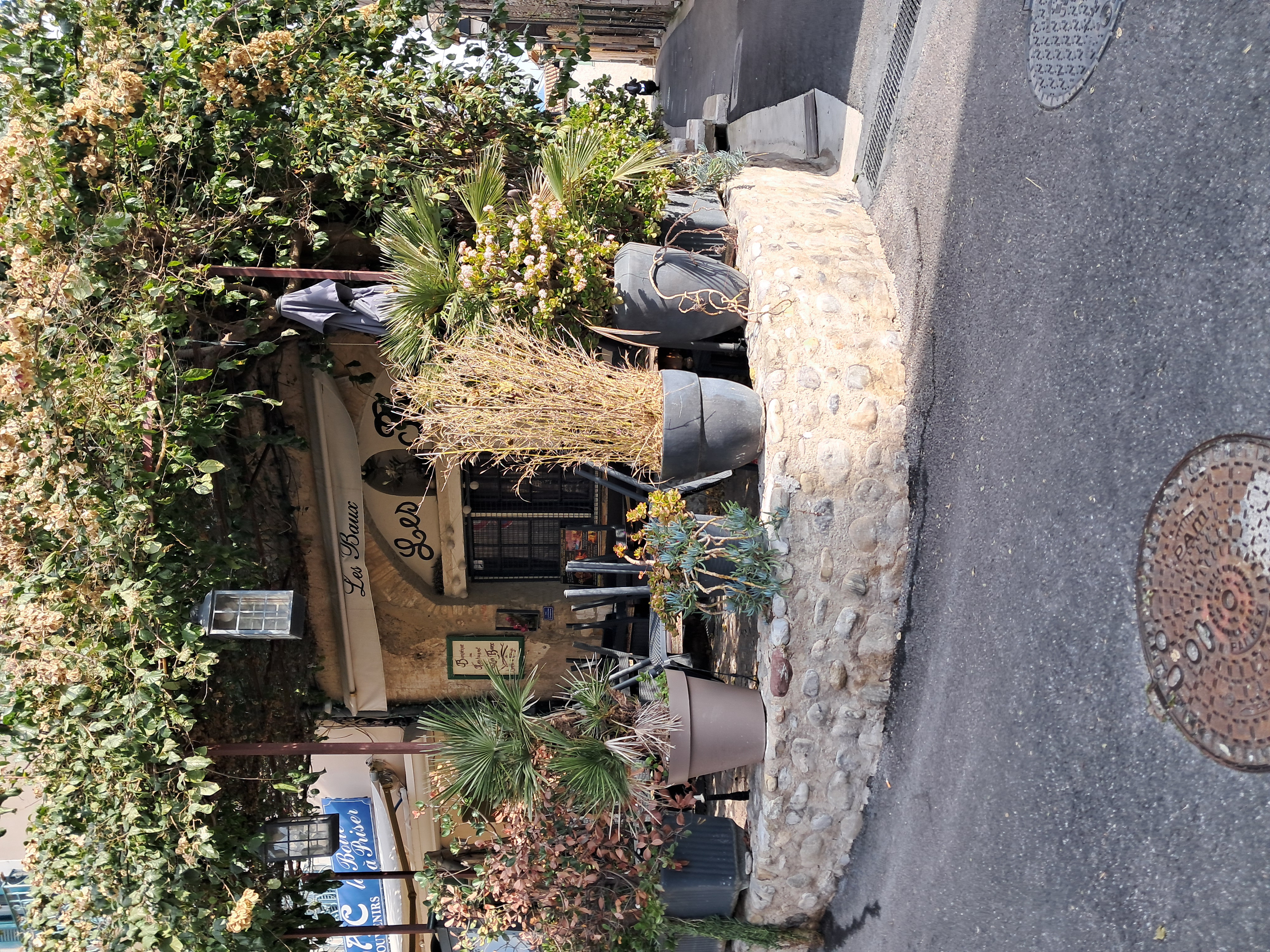 A regret mais cause maladie importante, je mets en vente un superbe petit restaurant sur emplacement de 1er ordre dont le prix pourra se discuter.

Très jolie terrasse d'une vingtaine de places.
Petite salle d'une vingtaine de places également.
Cuisine toute équipée et aux normes
En sous sol grande cave.
Loyer très intéressant pour le secteur.
Panier moyen élevé.
Clientèle touristique plutôt haut de gamme et très bonne clientèle locale.
Emplacement top sur secteur privilégié.
Parfait pour couple ou premier projet d'un restaurateur voulant se lancer
Horaires et jours d'ouverture très facilement '' augmentable ''.
Etions ouvert 5/7 de 12h à 14h et de 18h30 à 21h30.
Gros potentiel de développement.
C.A important réalisé pour le moment uniquement sur 6 à 8 mois.
De très gros travaux sur toute l'année 2024 et la réouverture de l'école à 30m sont aussi un vrai coup de Boost.

Important :  visite uniquement sur RDV pris plusieurs jours à l'avance ( je dois très souvent me rendre en soins ).
Curieux, merci de '' passer votre chemin ''.
Merci pour votre compréhension