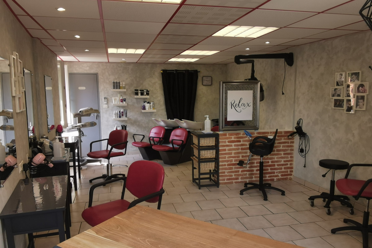 A Genouilly, village de campagne dynamique entre Vierzon (18) et Romorantin-lanthenay (41). Sans concurrence ! 
Idéal première installation ! 
22 m2 + 2 m2 de réserve, 5 postes, 2 bacs. Salon climatisé, aux tendances actuelles, matériel en bon état.
Bon résultat, CA constant, évolution possible en augmentant l'amplitude horaire. 
Clientèle agréable et variée, fidélisée depuis 18 ans. 
Pas d'employés à reprendre. 
Nombreux commerces à proximité ( 2 bars/restaurants, épicerie, garagiste...) Médecin, école, crèche, centre de loisirs, nounous... Parking facile et gratuit. Loyer faible (moins de 220?)
 Normes handicapés OK. 
Curieux s'abstenir, merci.

25000? 
BP en poche, c'est le bon moment pour vous lancer dans l'aventure !!! ??