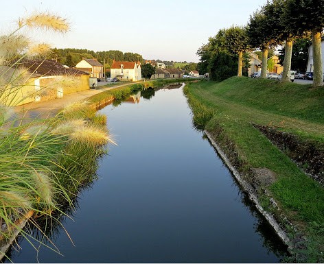 À céder – Commerces de proximité rentables avec option murs

À vendre deux activités commerciales complémentaires, idéalement situées, comprenant :

Un commerce de proximité réalisant un chiffre d’affaires d’environ 150 K€, avec 1 salarié CDI en place, clientèle fidèle et exploitation immédiatement opérationnelle.

Une activité de décoration et fleuristerie générant environ 120 K€ de chiffre d’affaires, avec un apprenti, forte identité locale et potentiel de développement (événementiel, diversification).

Les deux affaires présentent des charges maîtrisées, une organisation simple et une transmission possible pour accompagner le repreneur.

👉 Option rare : possibilité d’acquérir ou de louer le bâtiment commercial (valeur estimée ~300 K€), permettant un projet global commerce + patrimoine.

Affaires idéales pour repreneur individuel, couple en reconversion ou professionnel souhaitant s’implanter durablement.

Confidentialité assurée – dossier sur demande.