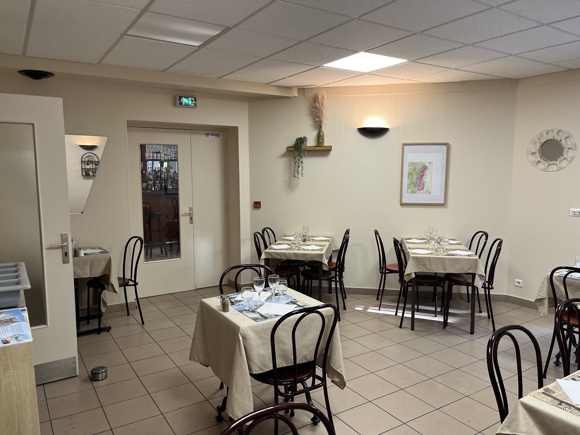 Cause départ de la région, cède fonds de commerce bar – restaurant – épicerie – dépôt de pain, situé en plein centre de Marchampt (69430), au cœur du Beaujolais.

UNE AFFAIRE OPÉRATIONNELLE, PRÊTE À EXPLOITER
Le commerce est actuellement en activité et tout est déjà en place pour travailler : espaces entièrement aménagés, mobilier, cuisine professionnelle, bar équipé, épicerie équipée et systèmes de caisse.

Le repreneur bénéficie ainsi d'un établissement déjà fonctionnel et peut poursuivre rapidement l'exploitation après réalisation des formalités de cession, sans avoir à aménager un local ou à créer l'activité de zéro.

UN ÉTABLISSEMENT DE 205 M²
Le commerce offre de beaux volumes avec :

Environ 60 places assises à l'intérieur
Une salle de restaurant indépendante d'environ 30 places
Une grande partie bar spacieuse et aménagée
Une grande terrasse couverte d'environ 20 places, donnant sur la verdure avec un cours d'eau en contrebas
Une épicerie entièrement aménagée
Une cuisine professionnelle séparée
Une chambre froide
Une grande réserve
Sanitaires
Accessibilité PMR
Climatisation réversible chaud/froid dans le bar, la salle de restauration et l'épicerie
Petit parking en face et grand parking à environ 50 mètres

L'intérieur du commerce a été entièrement repeint en mars 2026.

PLUSIEURS ACTIVITÉS RÉUNIES
Bar • Restaurant • Épicerie de proximité • Dépôt de pain • Vente à emporter
Le commerce est le seul bar et la seule épicerie de Marchampt.
Une Licence IV est mise à disposition par la commune, moyennant une redevance annuelle de 600 €.
Plusieurs services complémentaires peuvent également être développés. Des contacts et informations pourront notamment être transmis pour faciliter les démarches concernant FDJ, presse, colis, gaz…

TOUT L'ÉQUIPEMENT POUR TRAVAILLER
L'établissement est actuellement exploité et dispose de l'équipement nécessaire au fonctionnement de ses différentes activités.
Cuisine professionnelle : piano de cuisson avec four, friteuse double, hotte professionnelle, lave-vaisselle, équipements et mobilier inox, réfrigération/congélation, chambre froide…
Bar : comptoir entièrement aménagé, verrerie, mobilier et tireuse à bière fonctionnelle avec sanitation récemment refaite.
Épicerie : deux grandes vitrines réfrigérées, congélateur, cave à vin, nombreux rayonnages et mobilier de présentation.
Deux systèmes de caisse achetés neufs en avril 2026 sont compris dans la cession.
Les modalités précises concernant la reprise du reste du matériel seront communiquées aux candidats intéressés.
Un accompagnement lors de la reprise est possible afin de faciliter la transition : prise en main des systèmes de caisse, transmission des contacts utiles et fonctionnement général de l'établissement.

EMPLACEMENT & POTENTIEL
Marchampt est situé au cœur du Beaujolais et bénéficie du passage de cyclistes, randonneurs, touristes et visiteurs, en complément d'une clientèle locale régulière.
Le village accueille également plusieurs manifestations générant une fréquentation importante, notamment la Course de Côte de Marchampt, les conscrits et différents événements locaux.
Le commerce accueille également groupes et réservations.
L'épicerie et le dépôt de pain constituent par ailleurs de véritables services de proximité pour les habitants du village.

CONDITIONS
Loyer commercial : 480 € / mois + 5 € de provision mensuelle pour l'entretien de l'adoucisseur d'eau.
Bail commercial en cours depuis le 20 mars 2026.
Chiffre d'affaires communiqué sur demande aux candidats sérieux.
Possibilité d'une reprise rapide selon l'avancement des formalités de cession.

STOCK DE MARCHANDISES
Stock en sus du prix de cession, valorisé sur inventaire au moment de la reprise.

LOGEMENT POSSIBLE
Possibilité de louer séparément un logement communal entièrement rénové début 2026, situé à 200m du commerce, sous réserve de disponibilité et d'accord de la commune.
Loyer : 450 € / mois.
Un véritable plus pour un repreneur souhaitant s'installer dans la région.

PRIX DU FONDS : 18 000 € – NÉGOCIABLE
Cause de la vente : départ de la région.
Commerce actuellement en activité – reprise rapide possible.
Contact par téléphone, SMS ou messagerie.

Informations complémentaires, éléments financiers et renseignements sur la reprise disponibles pour les personnes sérieusement intéressées.