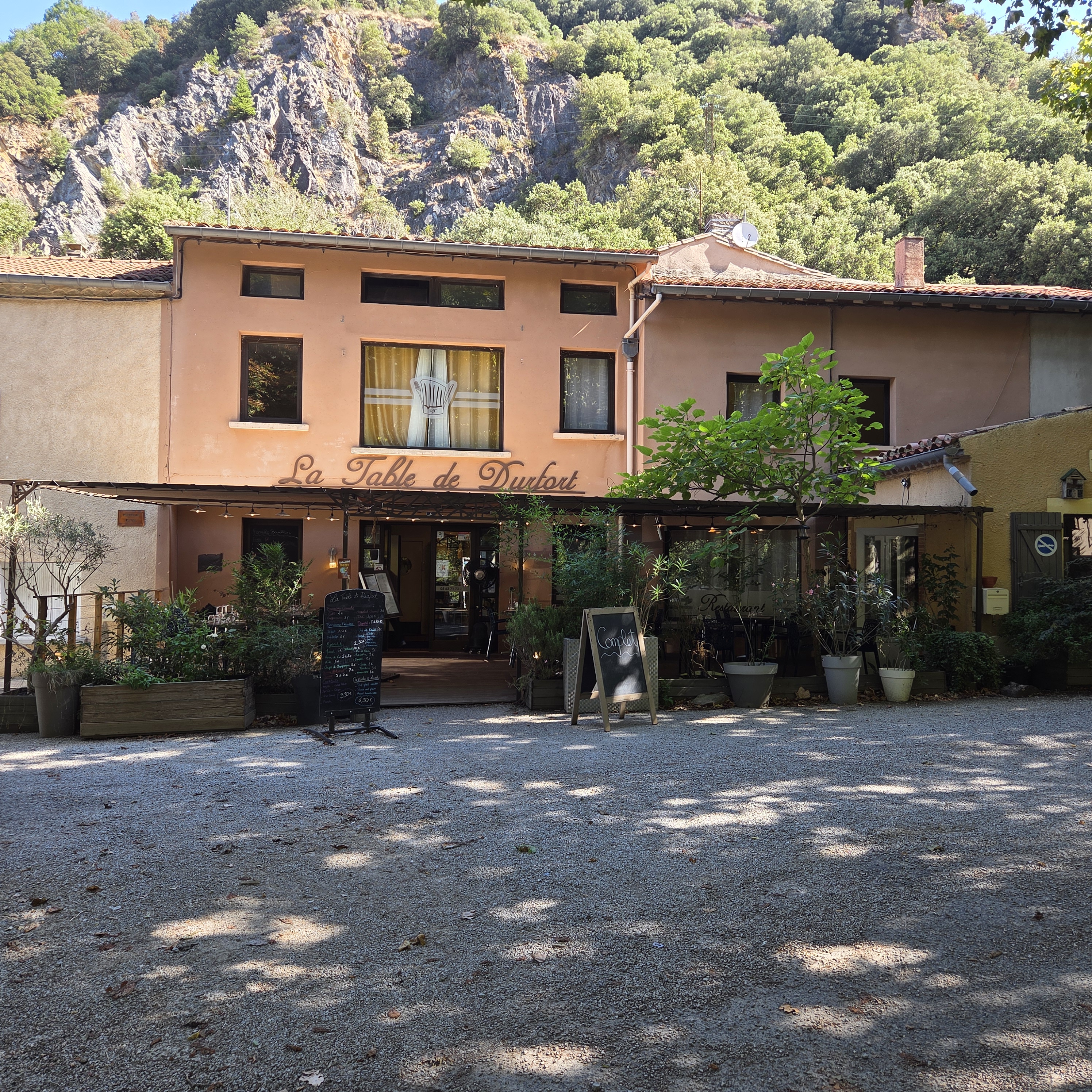 À vendre : bel établissement de restauration de 250 m², idéal pour un couple dynamique ou toute personne souhaitant développer une activité de restauration, traiteur ou commerce de proximité. Actuellement exploité seul depuis 8 ans renommée dans le lauragais, je souhaite céder mon affaire pour raisons de santé.

Description de l’établissement
- Surface totale : 250 m²
- Logement inclus : 40 m², pratique pour un couple souhaitant vivre sur place.
- Petit local indépendant de 50 m², équipé de toilettes, idéal pour :
  - une pizzeria,  
  - une boutique,  
  - ou toute autre activité complémentaire.

Espaces de restauration
- Deux salles :
  - Rez-de-chaussée : 30 couverts
  - Étage : 20 couverts
- Terrasse extérieure : 30 couverts
  - Location terrasse : 50 € / an
- Possibilité d’agrandir l’espace extérieur sur la voie publique en accord avec le propriétaire ou la mairie.

Cuisine et matériel
- Cuisine entièrement aménagée, fonctionnelle et prête à travailler :
  - plonge
  - espace de préparation adapté pour environ 60 couverts
- Activité traiteur déjà possible et facilement développable.

Conditions financières
- Loyer : 600 € / mois, tout compris.
- Charges très raisonnables pour un établissement de cette taille.

Points forts
- Affaire idéale pour un couple motivé ou un duo souhaitant développer une activité solide.
- Local supplémentaire permettant une deuxième activité (pizzeria, vente à emporter, commerce…).
- Établissement prêt à travailler immédiatement.
- Très bon potentiel de développement : traiteur, pizzeria, extension terrasse, événements…
