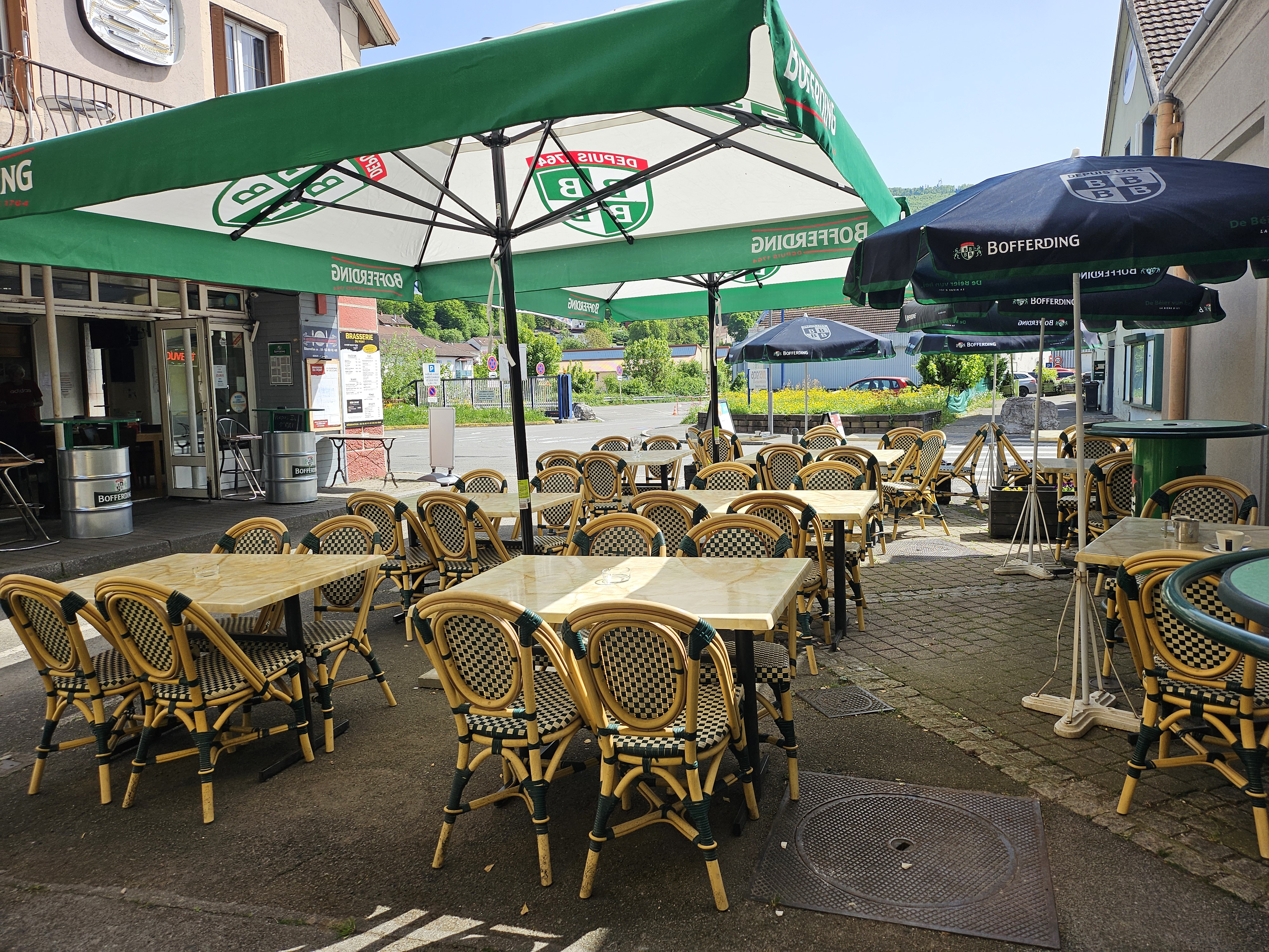 🔴 À VENDRE EN URGENCE – BAR-BRASSERIE DU PONT À PONT-DE-ROIDE (25) 🔴
🍻 UNE VÉRITABLE INSTITUTION DEPUIS PLUS DE 100 ANS !
📍 Prix de vente : fond de commerce 120 000 € négociable
💼 Une belle opportunité pour un couple souhaitant reprendre une affaire reconnue et développer son propre projet professionnel !
Après de nombreuses années consacrées à faire vivre notre établissement, nous souhaitons aujourd'hui passer la main et profiter d'une retraite bien méritée. À 69 ans pour moi et 64 ans pour ma compagne, le moment est venu de transmettre cette belle affaire à de nouveaux repreneurs.
Situé en plein cœur de Pont-de-Roide, le Bar-Brasserie du Pont est un établissement historique, connu et apprécié, qui fait partie de la vie locale depuis plus de 150 ans. Un lieu incontournable où se retrouvent chaque jour habitués, amis, collègues et clients de passage.
🍻 UN ÉTABLISSEMENT AUX MULTIPLES ACTIVITÉS
Le Bar-Brasserie du Pont vous accueille 7 jours sur 7, toute l'année, sans aucun jour de fermeture !
Vous pourrez y développer plusieurs activités complémentaires :
•	☕ Bar convivial pour boire un verre entre amis ou collègues.
•	🍽️ Restauration le midi et le soir, avec une carte variée et un menu du jour à 14,90 €.
•	🎰 Activités de jeux et services : PMU, Amigo, jeux de grattage et Loto.
•	🚬 Vente de cigarettes pour dépanner la clientèle.
🏠 DES ESPACES AGRÉABLES ET FONCTIONNELS
L'établissement dispose de :
•	🍽️ Une salle de restauration d'environ 35 places.
•	🍻 Une salle bar d'environ 35 places.
•	🌞 Une terrasse d'environ 40 places, idéale aux beaux jours.
•	🚗 Un parking privé, permettant à la clientèle de se garer facilement.
•	🏡 Un appartement de plus de 200 m² situé au-dessus de l'établissement, destiné aux futurs gérants.
Un véritable avantage pour un couple souhaitant vivre sur place et concilier vie professionnelle et vie personnelle.
📈 UNE AFFAIRE EN PLEIN DÉVELOPPEMENT !
Le chiffre d'affaires est en constante progression, avec une augmentation estimée à environ 15 % pour l'année en cours.
Un établissement déjà en activité, bénéficiant d'une histoire de plus de 150 ans, d'une clientèle existante et de plusieurs sources de revenus.
Une belle base pour poursuivre l'activité, apporter ses propres idées et continuer à faire grandir cette institution locale !
❤️ UNE PAGE SE TOURNE, UNE AUTRE S'ÉCRIT !
Nous souhaitons aujourd'hui transmettre notre établissement à des repreneurs motivés, sérieux et désireux de poursuivre cette belle histoire.
Vous êtes un couple à la recherche d'une affaire à reprendre, avec un logement spacieux sur place et une activité déjà établie ? Cette opportunité mérite toute votre attention !
💰 Prix de vente : fond de commerce 120 000 € négociable
🔴 VENTE URGENTE – CAUSE DÉPART À LA RETRAITE
📍 BAR-BRASSERIE DU PONT
5, place du Général-de-Gaulle
25150 Pont-de-Roide-Vermondans
📞 Pour tout renseignement complémentaire ou pour organiser une visite, merci de nous contacter directement.
Une institution de plus de 100 ans attend ses nouveaux repreneurs pour écrire la suite de son histoire !