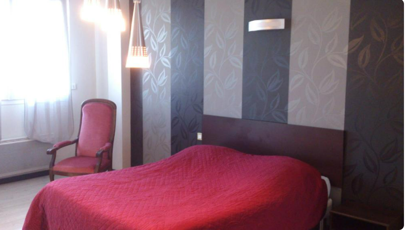 🌟 **À Vendre – Hôtel Restaurant Bar face à la Gare de Vire** 🌟

Depuis plus de 50 ans, cet hôtel-restaurant-bar fait battre le cœur du quartier de la gare de Vire. Des générations de voyageurs venus de Paris-Montparnasse y ont trouvé un repas de cuisine traditionnelle , un lit confortable et un accueil chaleureux. Les murs de cette maison résonnent encore des histoires de passage, de retrouvailles et d’aventures partagées.

Aujourd’hui, après 18 années aux commandes, les propriétaires s’apprêtent à tourner la page pour profiter d’une retraite bien méritée. Mais avant de refermer ce chapitre, ils souhaitent transmettre le flambeau à de nouveaux passionnés, prêts à écrire la suite de cette belle histoire.

✨ L’établissement, idéalement situé face à la gare, offre :

17 chambres confortables, dont 3 familiales pour accueillir toutes les clientèles,
* Une cuisine équipée,
* Un bar convivial et une salle de restauration,
* Une équipe fidèle (une cuisinière en poste depuis 9 ans et une employée de ménage).

💡 C’est une affaire vivante, qui attend simplement d’être réinventée. Développer le tourisme, innover dans l’accueil, imaginer de nouvelles expériences… tout est possible pour celui ou celle qui prendra les rênes.

👉 **Un prix attractif : 185 000 €
👉 **Un loyer raisonnable : 1 300 € / mois
👉 **Bilans disponibles sur demande

Et pour vous accompagner dans ce projet, Sandrine Nonclercq, manager commerce à l’Intercom de la Vire au Noireau, est à vos côtés pour faciliter vos démarches et vous orienter vers les aides financières disponibles.

📞 Contact : 07 87 98 07 82
📧 [snonclercq@vireaunoireau.fr]

Alors, êtes-vous prêt à reprendre le flambeau et à faire rayonner cet hôtel-restaurant-bar qui n’attend que vous ?