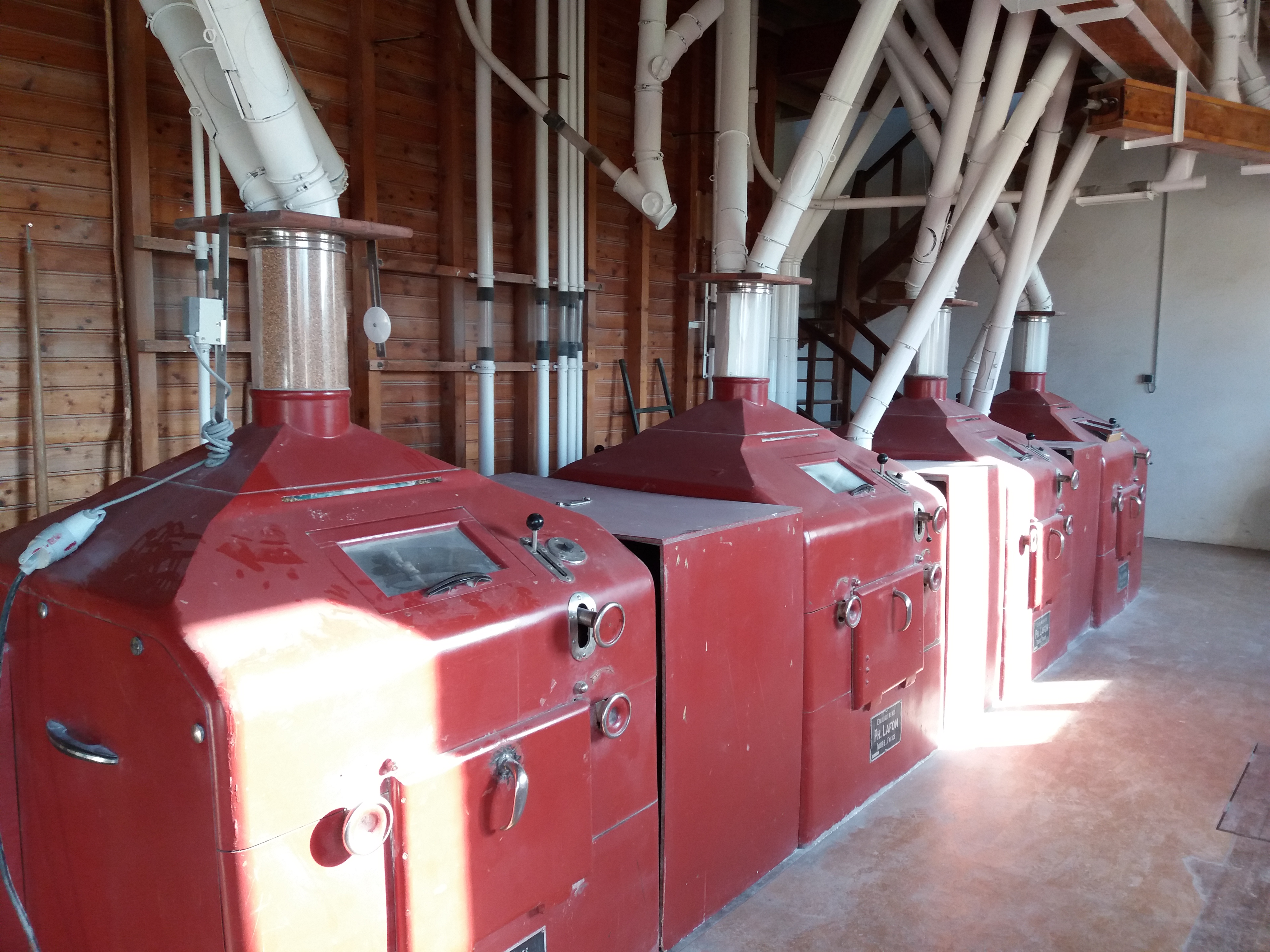 Vends moulin datant de 1901, au coeur d'un village de 450 habitants dans l'allier.
Le moulin perpétue avec passion un savoir faire artisanal. Nous transformons des céréales  locales (blé, épeautre, seigle) en farines, pour le plaisir des professionnels et des particuliers.
Aujourd'hui, nous souhaitons transmettre notre moulin. Il y a 1 salarié.
Avec le moulin est vendue la maison d'habitation. possibilité d'acquérir un pré en supplément.
Renseignements au 06.61.60.10.35 heures repas.
