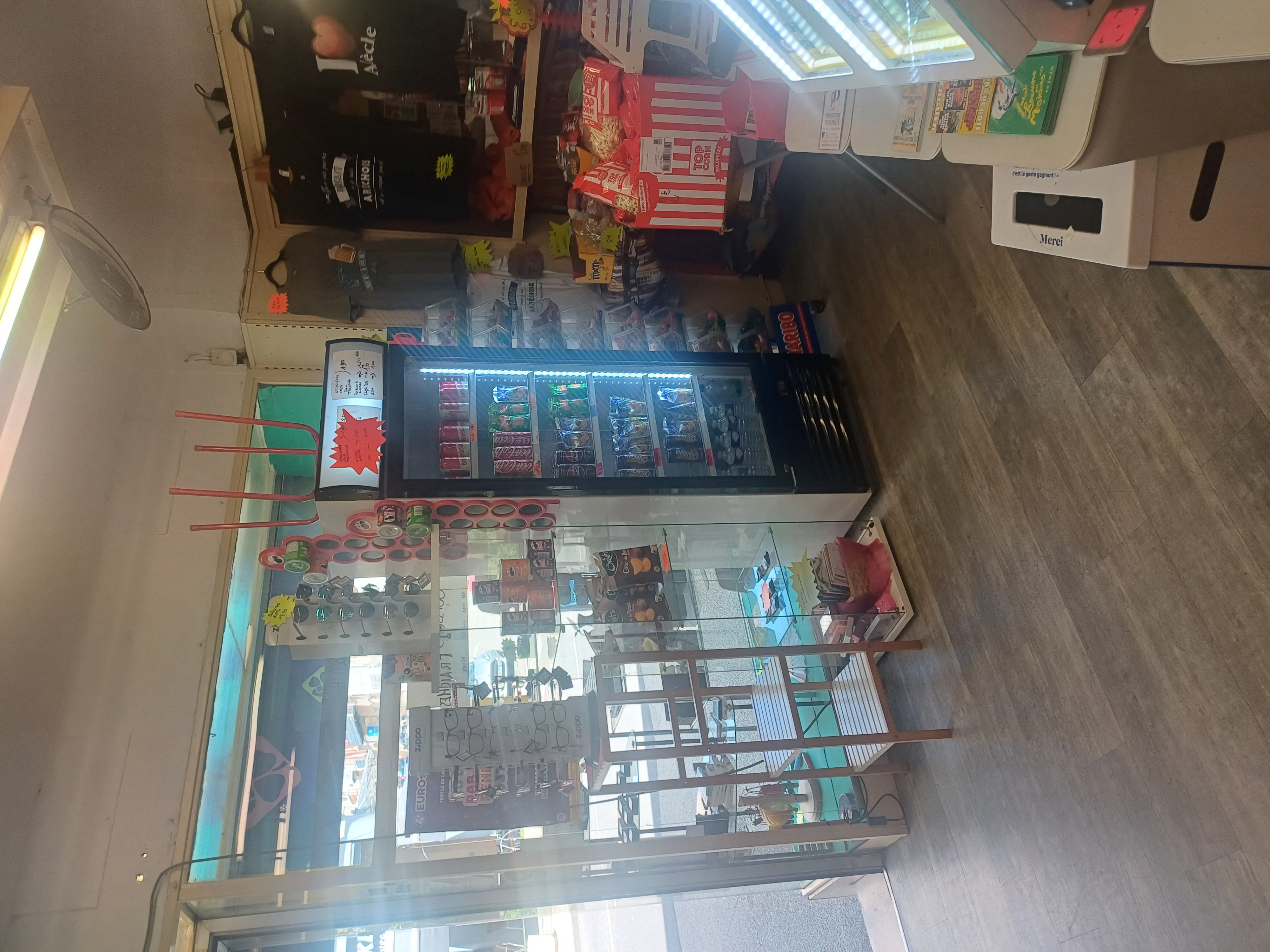 A vendre Tabac  Presse Confiserie Bimbeloterie Loto Française des Jeux Amigo.Paiement de proximité. Timbres fiscaux. 
Idéalement situé en plein centre d une ville Préfecture près d un collège, d un lycée et de deux arrêts de cars. Le tout est placé sur un axe très passant allant de la vallée du Rhône en basse Ardèche. 
Travail en couplé depuis 1989.en vente cause retraite.EBE 66000/an.
Loyer 350euros/mois
Dossier complet après échange téléphonique