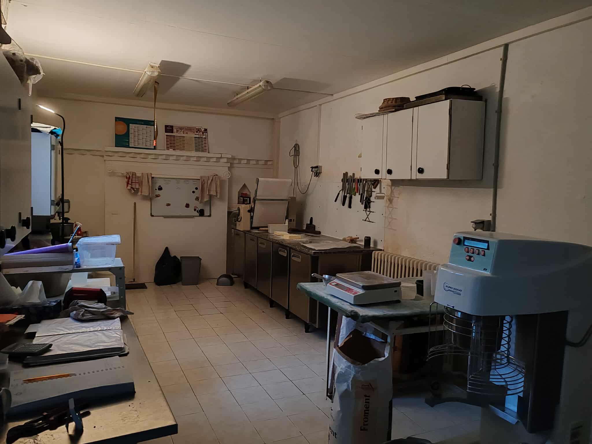 Seule boulangerie du village, situé dans la rue principal, peut se garer devant.
Maison à louer ou à acheter
Possibilité de mettre deux table dedans et devant le magasin.
Aucun salarié