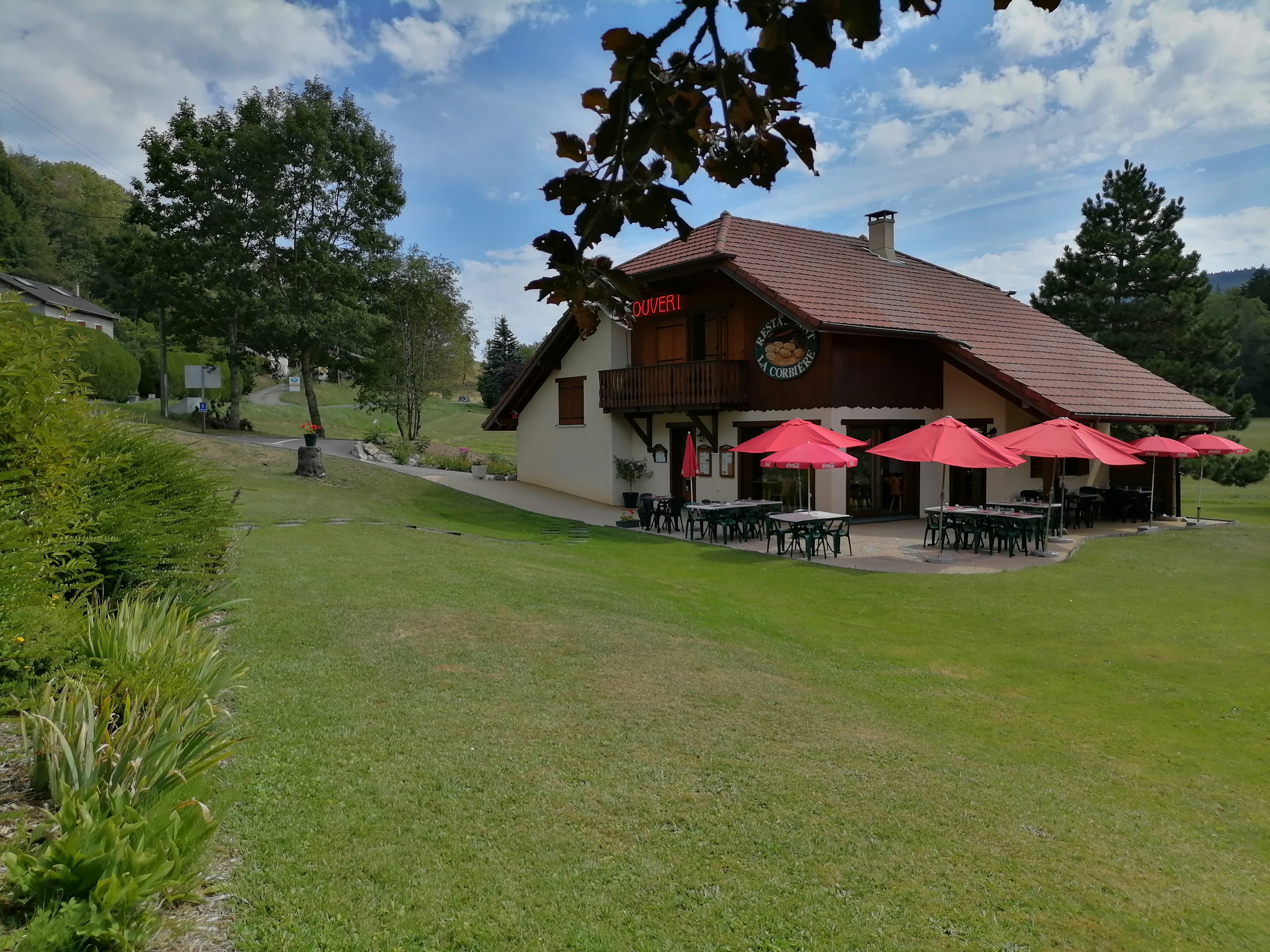 charmant petit chalet savoyard avec au rdc la partie commerciale tout équipée et l'habitation au dessus avec grande pièce de vie, sanitaire, sdb et 4 chambres dont une parentale, le tout sur un terrain de 2000m2 avec 12 places de parking goudronnées. Abris voiture et local fermé pour rangement. Vue sur la nature et sur le parc bien entretenu. Idéal pour couple de professionnel avec ou sans enfant, bien desservi par une départementale devant le restaurant et lignes de bus. Infrastructures proches (Hôpital, écoles, commerces, ...). Beau projet pour personnes qui veux s'y donner, gros potentiel. Nous restons à votre disposition pour échanger et répondre à vos questions. A bientôt, Bertrand et Nathalie
PS/ la vente comprend l'ensemble, les murs et fond, pas de location ni copropriété supplémentaire à verser, en total autonomie ce qui génère une meilleure rentabilité. Opportunité intéressante pour la haute Savoie, à découvrir rapidement. Vente longue possible même jusqu'à fin 2024 le cas échéant le temps de bien préparer votre dossier.