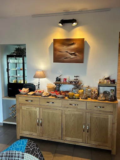 HÔTEL-RESTAURANT 3 ÉTOILES + LOGEMENT DE FONCTION PYRÉNÉES-ORIENTALES
À CÉDER – BELLE AFFAIRE CLÉ EN MAIN À PROXIMITÉ DU LITTORAL
Dans les Pyrénées-Orientales, au cœur d’une charmante cité historique et fortifiée, nous vous proposons à la cession ce bel hôtel restaurant 3 étoiles de 15 chambres, bénéficiant d’un emplacement privilégié à seulement 12 km de Perpignan et 5 km de la Méditerranée.
Installé dans une élégante bâtisse d’environ 700 m² R+2, l’établissement est exploité à l’année et ne nécessite aucun travaux.
UN ÉTABLISSEMENT COMPLET ET IMMÉDIATEMENT EXPLOITABLE
L’hôtel dispose de 15 chambres spacieuses, parfaitement adaptées à une clientèle mixte composée d’environ 70 % de clientèle affaires et 30 % de clientèle touristique.
PMC : 89 €
Taux d’occupation :  40%
Commission  de sécurité favorable
La présence d’une clientèle professionnelle permet notamment le développement d’une activité de soirées étapes.
Le restaurant, également exploité à l’année, est ouvert du lundi soir au samedi, avec services du midi et du soir.
Il offre :
•	35 couverts en salle
•	35 couverts en terrasse
•	Une agréable terrasse ensoleillée avec vue sur les Albères
•	Fermeture hebdomadaire le dimanche
Ticket moyen :
Midi : 23 €
Soir : 41 €
LOGEMENT DE FONCTION
Un logement de fonction privatif complète l’exploitation. Il s’agit d’un studio avec mezzanine bénéficiant d’une grande terrasse privative d’environ 50 m².
Un véritable atout pour un couple d’exploitants souhaitant résider sur place.
CONDITIONS D’EXPLOITATION
L’affaire bénéficie d’une équipe en place composée de :
•	1 commis de cuisine en CDI
•	1 apprenti en BTS
•	1 femme de ménage en extra
Parking gratuit à proximité immédiate de l’établissement.
DONNÉES FINANCIÈRES
CA 2025 : 295 000 €

PRIX DE CESSION du fonds de commerce : 365 000 €
Une opportunité rare pour un professionnel ou un couple souhaitant reprendre un établissement hôtelier à taille humaine, bénéficiant d’un emplacement recherché, d’une activité diversifiée et d’un outil de travail immédiatement opérationnel.