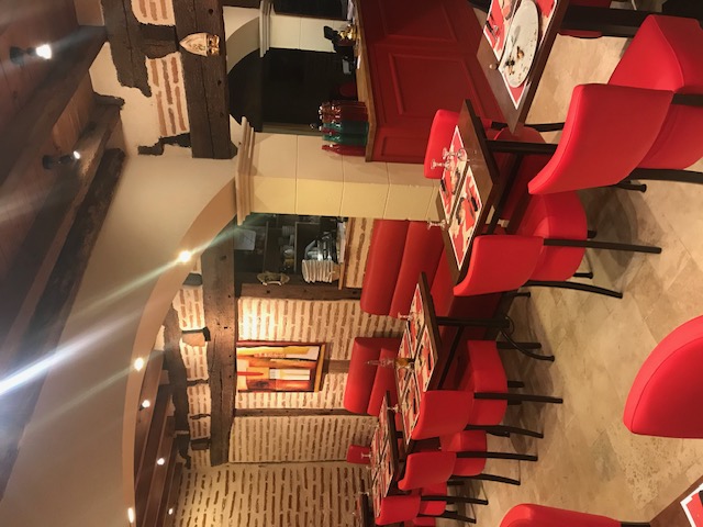 Vend fond commerce pizzeria pour cause de retraite restaurant 85 place intérieure plus 40 terrasse centre-ville parking gratuit à proximité très belle affaire loyer mensuel 2100 possibilité  acheter les murs