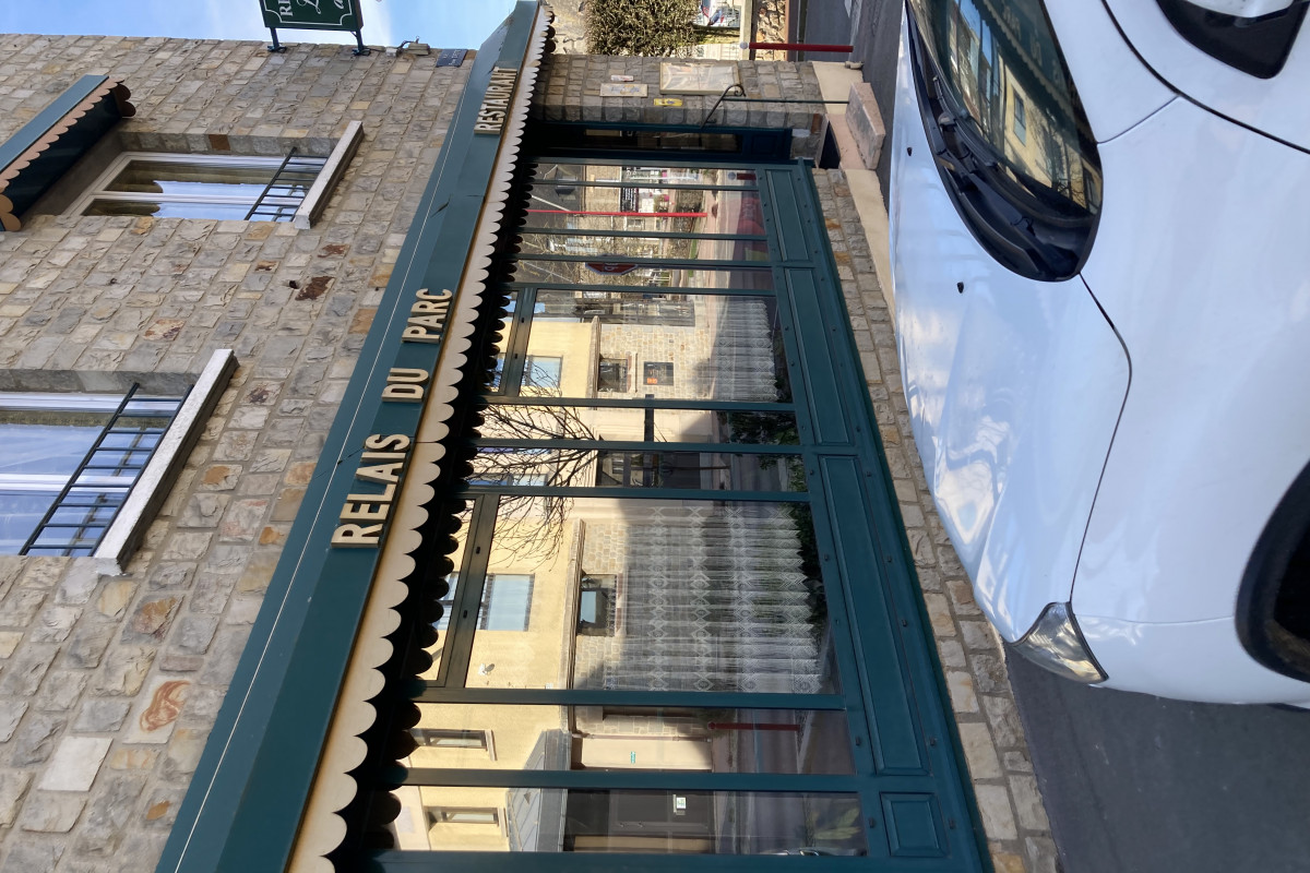 Situé dans une commune de 1150 Habitants ,bar restaurant traiteur avec salle de 25 pers et salle de 32 pers  et une autre en niveau inférieur de 50 pers . Restauration ouvrière ,de passage et d?entreprises et gastronomique .commerce de proximité : pharmacie,supérette,coiffeur,fleuriste,garage,presse PMU bar ,assurance ? possibilité en saison estivale de mettre une terrasse extérieure qui donne un plus car voie cyclables à 2km . (Paris  Mont St Michel).  Parking avec recharge électrique.  À proximité entreprise de 1000 salariés  et vie associatives      .  Cause retraite ce commerce reste le seule dans cette commune  avec une marge d?évolutions.  Barenton  situé en zone rurale a revitaliser ce qui donne avantage fiscale des première année   .Possibilité d?acquérir les murs .