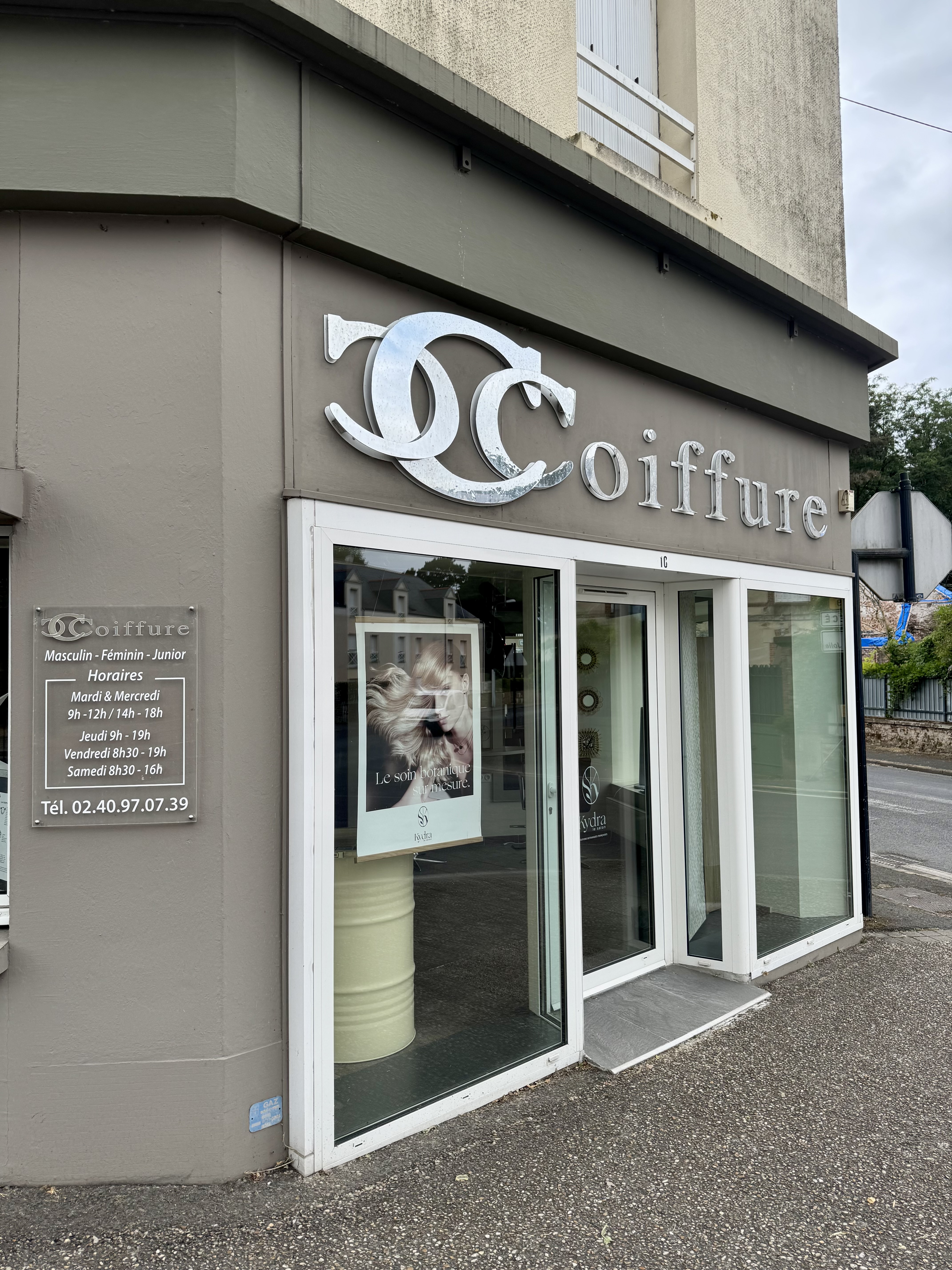 Salon de coiffure Mixte à vendre ! 
Emplacement à Vallons de l’Erdre. 
Fond de commerce et possibilité d’achat des murs. 
Ce salon de coiffure bénéficie d’un emplacement d’angle assurant une excellence visibilité. 

Très bien situé dans une commune de 2600 habitants, dynamique et très bien fréquenté. Clientèle fidélisé depuis 13 ans. 

Possibilité d’accompagner à la reprise. 

Effectif 1 gérante 
Description : 

•Surface totale de 45m2 
•Vitrine de 12m de façade 
•Salon spacieux et lumineux
•4 postes de coiffage
•2 bac à shampooing 
•1 labo/reserve 
•1 WC 

Environnement accueillant, confortable pour la clientèle.
Parking public à proximité.
Aucun travaux n’est à prévoir. 
Salon entièrement remis à neuf.

Après 13 ans d’activité dans ce salon et 47 ans d’expérience professionnelle, ce fond (possibilité d’achat des murs) est proposé à la vente en raison d’un départ à la retraite de la gérante. 

Il constitue une opportunité idéale pour un professionnel de la coiffure souhaitant s’installer, une affaire établie qui s’adresse à une clientèle fidèle. 
Il n’existe qu’un seul conçurent local, ce qui renforce l’attractivité de cet activité.