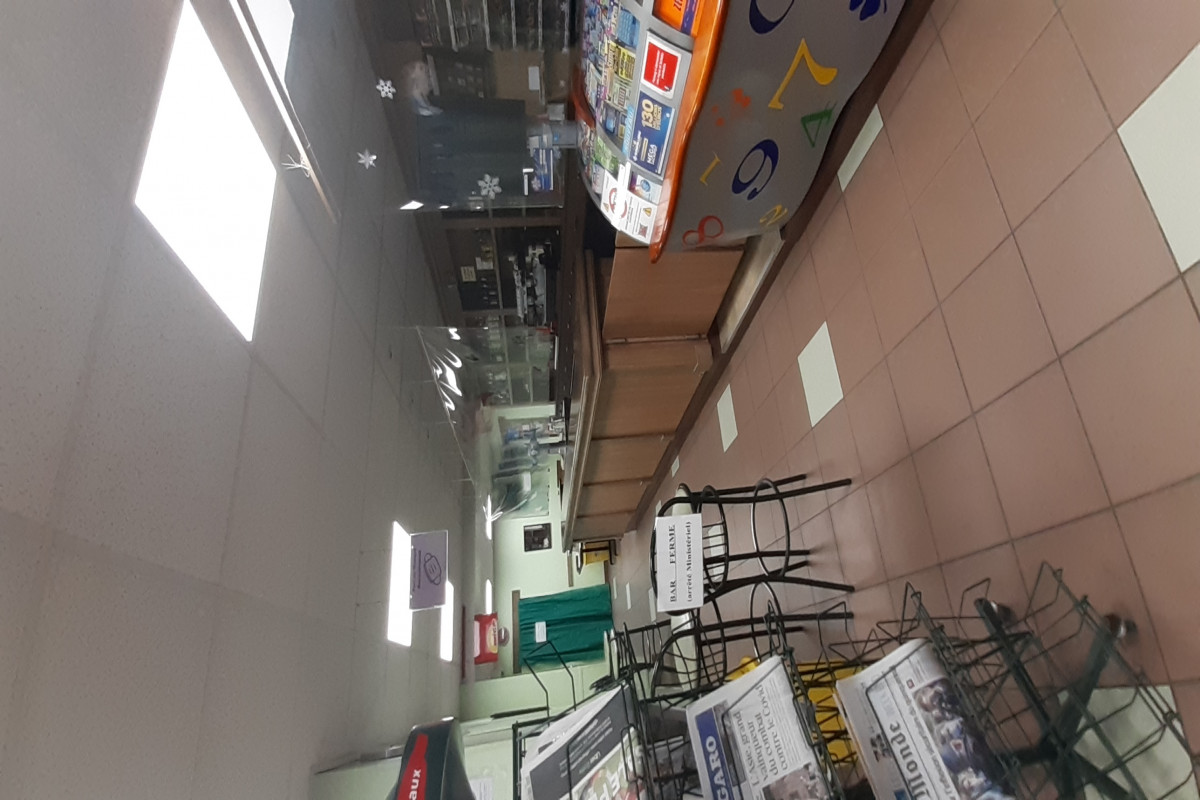Désirant profiter de la retraite, nous souhaitons vendre notre commerce de Bar/Tabac/PMU/FDJ/Presse. Idéalement situé à 1h30 de PARIS, entre la Beauce et le Perche, sans concurrence, dans une commune calme, à proximité d'un hypermarché, d'autres activités peuvent être exploitées : brasserie, cigarettes électroniques, cartes téléphones, dépôt de colis, etc... Le prix indiqué comprend les murs ET le fonds (possibilité fonds seul)