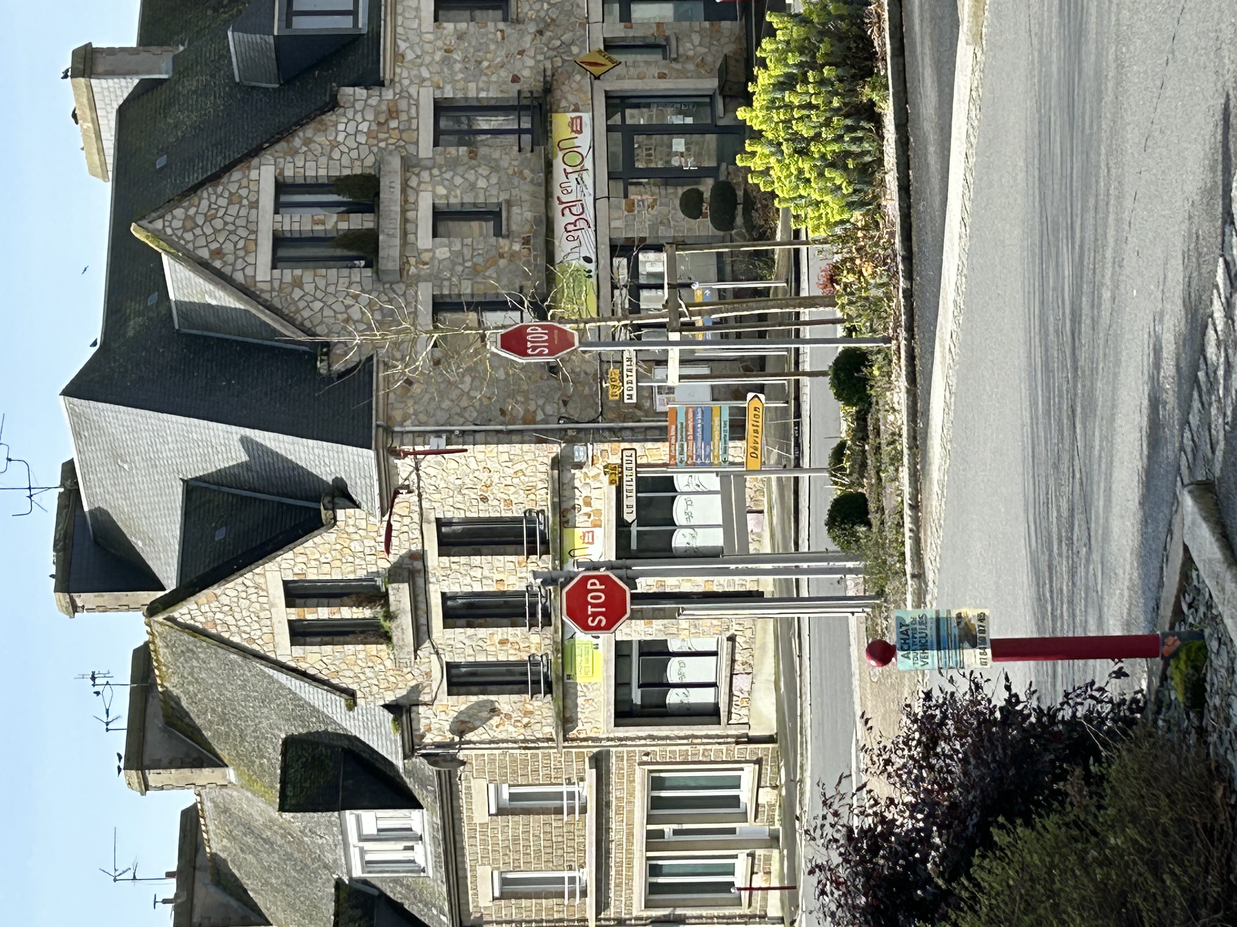 AFFAIRE IDÉALE POUR COUPLE – CENTRE BARENTON (50) À vendre : Murs & Fonds Bar, Tabac, Presse, PMU
Situé au cœur d’un bourg normand dynamique et tout commerce (écoles sur place). Clientèle fidèle et de passage à l'année.
•	Espace commercial : Rez-de-chaussée fonctionnel + cave de stockage de 100 m². Toiture et huisseries récentes.
•	Logement spacieux : Appartement de 80 m² (5 grandes pièces) + salle d’eau au 1er étage et + 80 m² à fort potentiel d'aménagement au 2nd.
•	Potentiel : Développement possible en restauration rapide et en accueil de passage (non exploités), voie verte à proximité.
le prix comprend le fond et les murs .