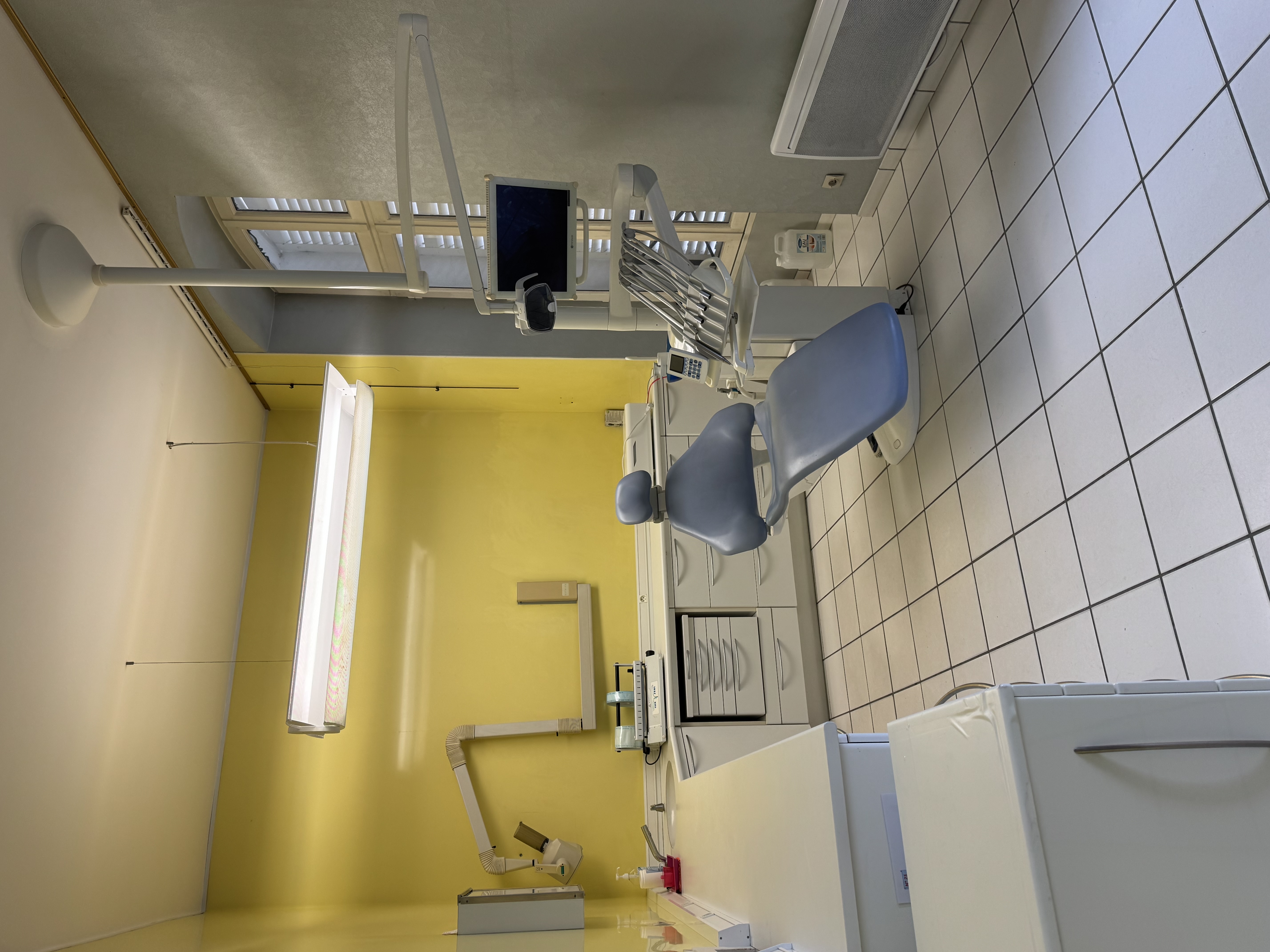 🦷Fonds de commerce Cabinet Dentaire   équipé à vendre – 110 m² – Patientèle existante – Coulommiers

Belle opportunité pour chirurgien-dentiste souhaitant s’installer rapidement !

À vendre fonds de commerce d’un cabinet dentaire entièrement équipé, idéalement situé à Coulommiers, à seulement 2 minutes à pied du centre-ville, dans un secteur dynamique avec accès facile et stationnement à proximité.

D’une surface d’environ 110 m², le cabinet est fonctionnel et bien agencé. Il comprend :
•3 salles de soins équipées
•1 salle de chirurgie
•1 salle de radiologie panoramique
•1 salle de stérilisation conforme aux normes
•1 vestiaire
•1 grande salle d’attente
•1 petite salle d’attente

Le cabinet est vendu entièrement équipé, avec notamment :
•fauteuils dentaires
•radio panoramique
•matériel professionnel complet

📊 Chiffre d’affaires moyen sur 4 ans : 125 000 €
👥 Patientèle fidèle et régulière
📅 Cabinet en activité depuis 2018

💰 Conditions de loyer:
• 1 dentiste  : 1 500 € /mois
• 2 dentiste :  2.000 € /mois
💰 Prix de cession du fonds de commerce : 139 000 €

Une excellente opportunité pour une première installation ou pour développer une activité existante dans un secteur recherché de Seine-et-Marne.

📄 Dossier et informations complémentaires sur demande.

Prix : 139.000 € 

📞 Contact : Filomena ALVES - 07 78 80 72 17
✉ filomena.alves@advicim.com