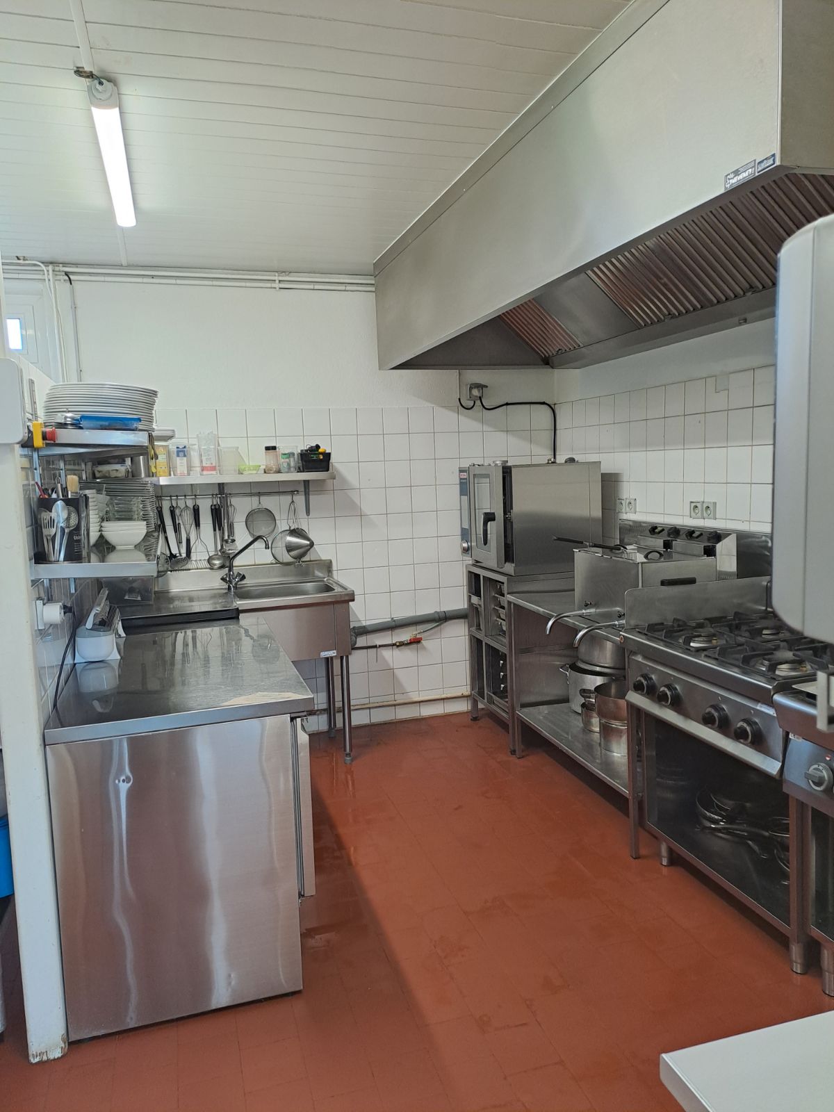 A REPRENDRE—CLESSY, Bourgogne du Sud—Restaurant traditionnel et bar (avec Licence IV), installé depuis 2019
CA 2023 : 100.000 €, Marge Brute : 61,6%, Valeur Ajoutée : 36,9%, 7 services/semaine (dont vendredi et samedi soir)
2 salles de restaurant de 30 couverts chacune, complétées par 1 salle de bar (10 places assises) et 1 terrasse en façade (ombragée) de 30 couverts
Situé sur axe passant Gueugnon/Charolles, à 4kms de Gueugnon, très belle notoriété locale (spécialités et soirées à thème, page facebook https://www.facebook.com/p/Le-Dartagnan-100057468968611/?locale=fr_FR
Bon taux de remplissage le week-end, position centrale sur une zone de chalandise de 40.000 habitants à 20min
Cuisine spacieuse, équipement récent (liste sur dde), dans un cadre de travail privilégié ; aucun travaux à prévoir ; accessibilité et toilettes PMR ok, bail de 427 € mensuel
Points forts et potentiel : En s’appuyant sur un très bon taux de réservation (soirées à thème, repas de famille, banquet, associations …) ; une belle demande présente
Affaire à céder pour retraite, accompagnement proposé, montant souhaité : 70.000 € (pour le fonds)