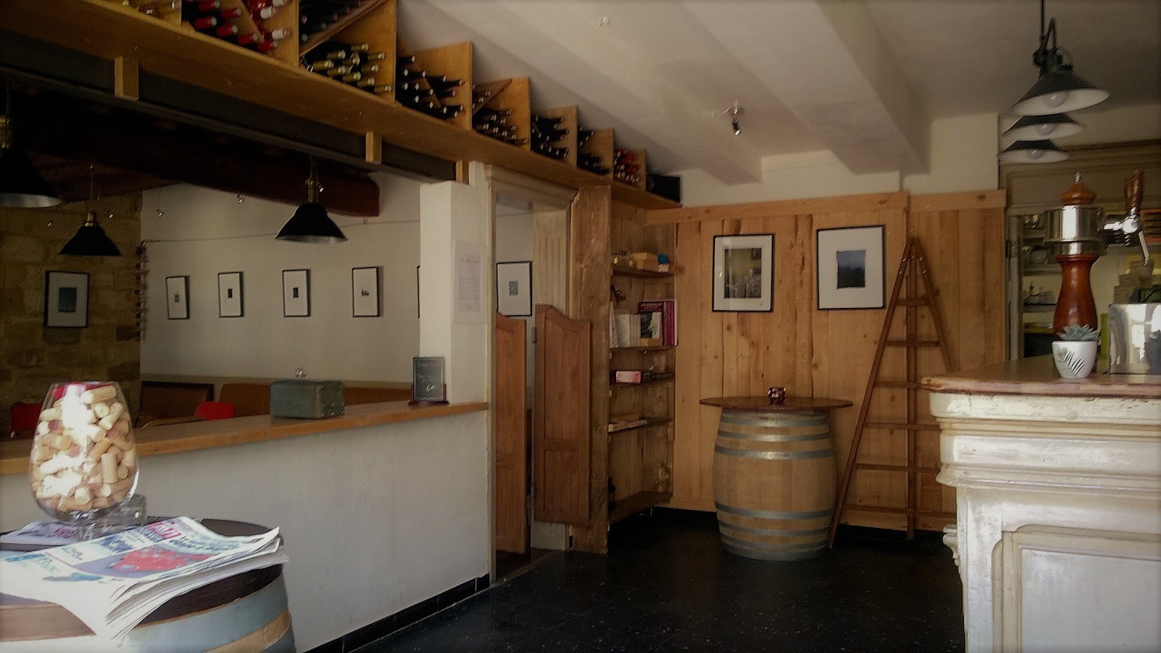 Il s'agit d'un bar à vins, restaurant côté depuis quelques années. 
Surface de plus de 70m2 avec cuisine, espace restaurant et plonge. 

Local au 1er étage avec chambre froide de 9m2 et mezzanine. 
Salle restauration plus côté bar climatisé / chauffé. 

Bail 3/6/9 mis à jour fin 2025. 
Terrasse sur place de 52m2 

Prix de vente 250 000€ du fond de commerce 
Vendu avec une licence débit de boissons III.