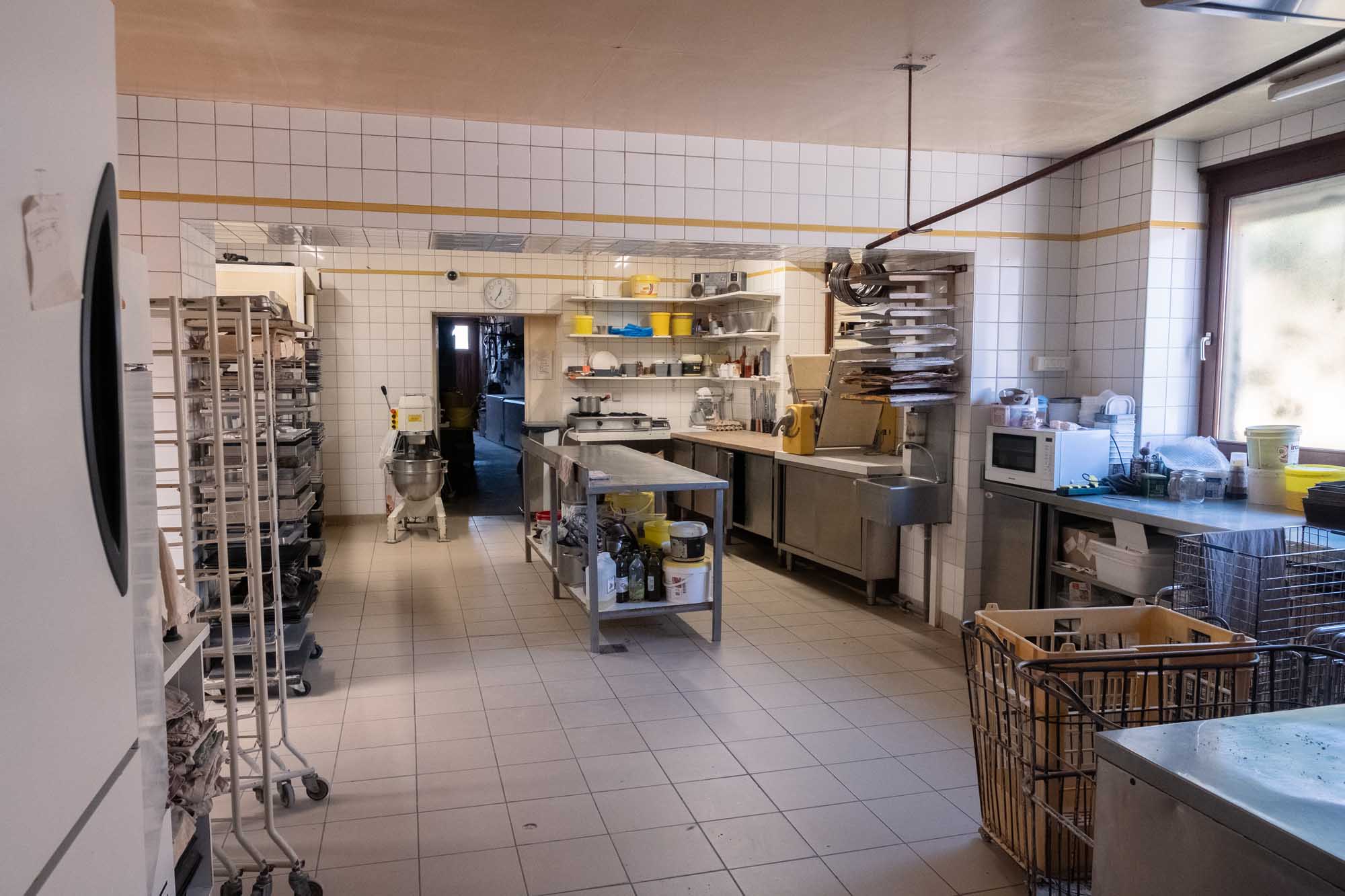 Unique Boulangerie-Pâtisserie au cœur d’un beau chef-lieu de canton de Saône et Loire avec 4000 foyers alentours, sur un axe de passage et sur la place principale du village. Ce commerce est situé dans une belle bâtisse entièrement rénovée, avec un appartement de 10 pièces habitables (7 chambres) et un terrain d'environ 200 m3. Le village présente un fort atout avec de nombreux commerces, une zone de loisirs avec piscine et camping, une crèche, une école maternelle, une école primaire et un collège. Une maison médicale est présente et toutes les commodités sont accessible à pied. Le magasin est spacieux et bien agencé, ainsi que le fournil/laboratoire spacieux et lumineux. Le matériel est en bon état et bien entretenu.