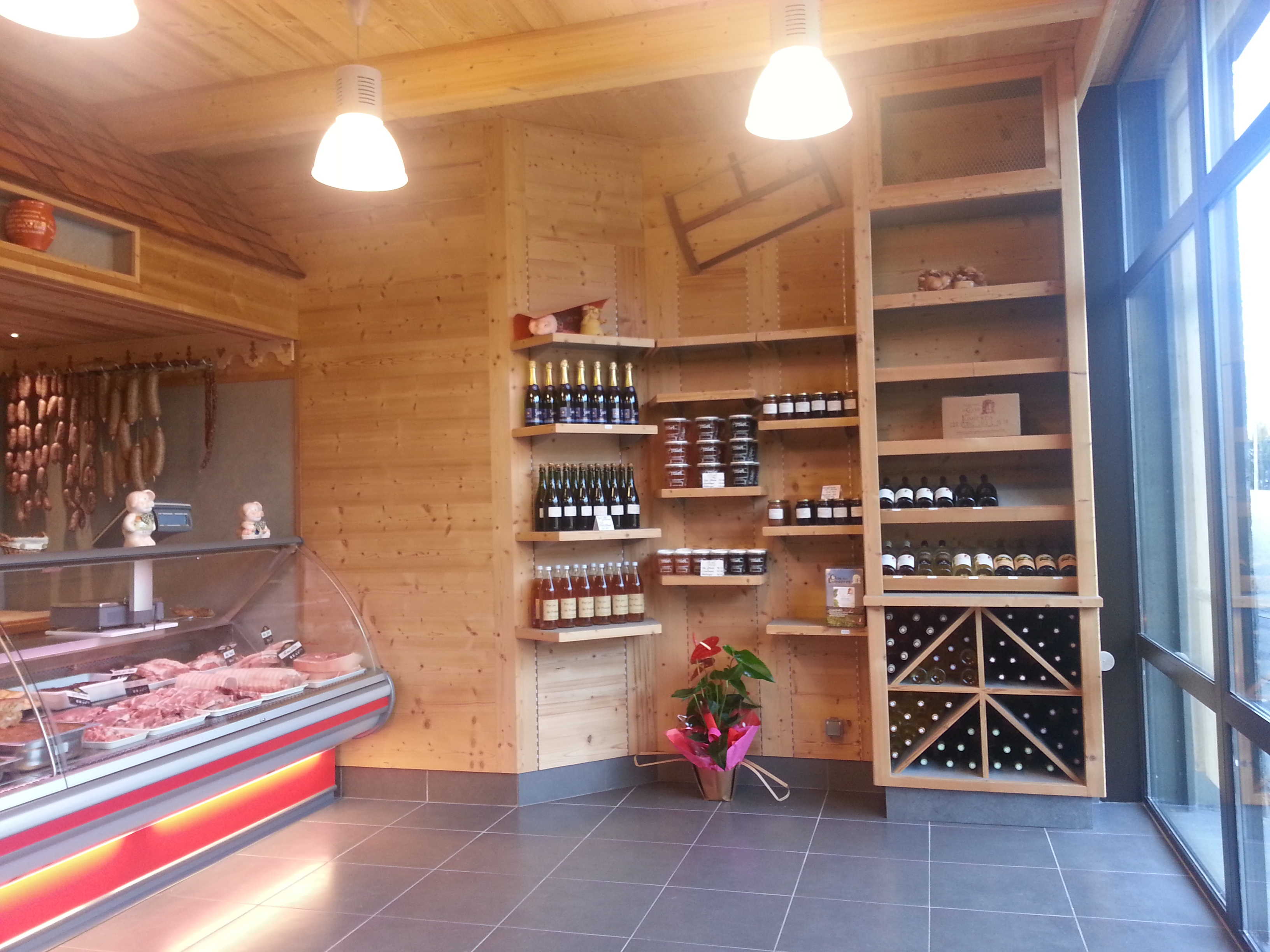 Isère, commune de 2000 habitants entre Grenoble et Chambéry, à 10 minutes de station de ski. 
Boucherie-Charcuterie, produits régionaux et fromages. Commerce fermé dimanche et lundi + 6 semaines par an. 
Laboratoire climatisé de 63 m2, comprenant coin cuisson (four électrique grande capacité, avec cuisson traditionnelle ou vapeur ; chaudière ; piano de cuisson + four à gaz ; friteuse). Coin vaisselle avec lave-vaisselle et tout autres équipements. 3 chambres froides, séchoir. Autres équipements : poussoir, machine sous-vide, pétrin, triphasé, etc
Tout le matériel est fonctionnel et en très bon état. 
Magasin de 37 m2 comprenant 2 banques réfrigérées (viande et fromage), étal de légumes et produits régionaux. 
L'ensemble du local a été aménagé à neuf en 2014, dans un bâtiment existant. 
Viande de porc principalement, provenant exclusivement de notre élevage. 
Emplacement au centre du village avec grand parking. 
Clientèle fidélisée grâce à des produits de qualité. 
Idéal couple. 
Accompagnement du futur acquéreur possible. 
Vente cause problèmes de santé, libre de suite. 
CA : 550 000€ 

Prix de vente : 200 000 €