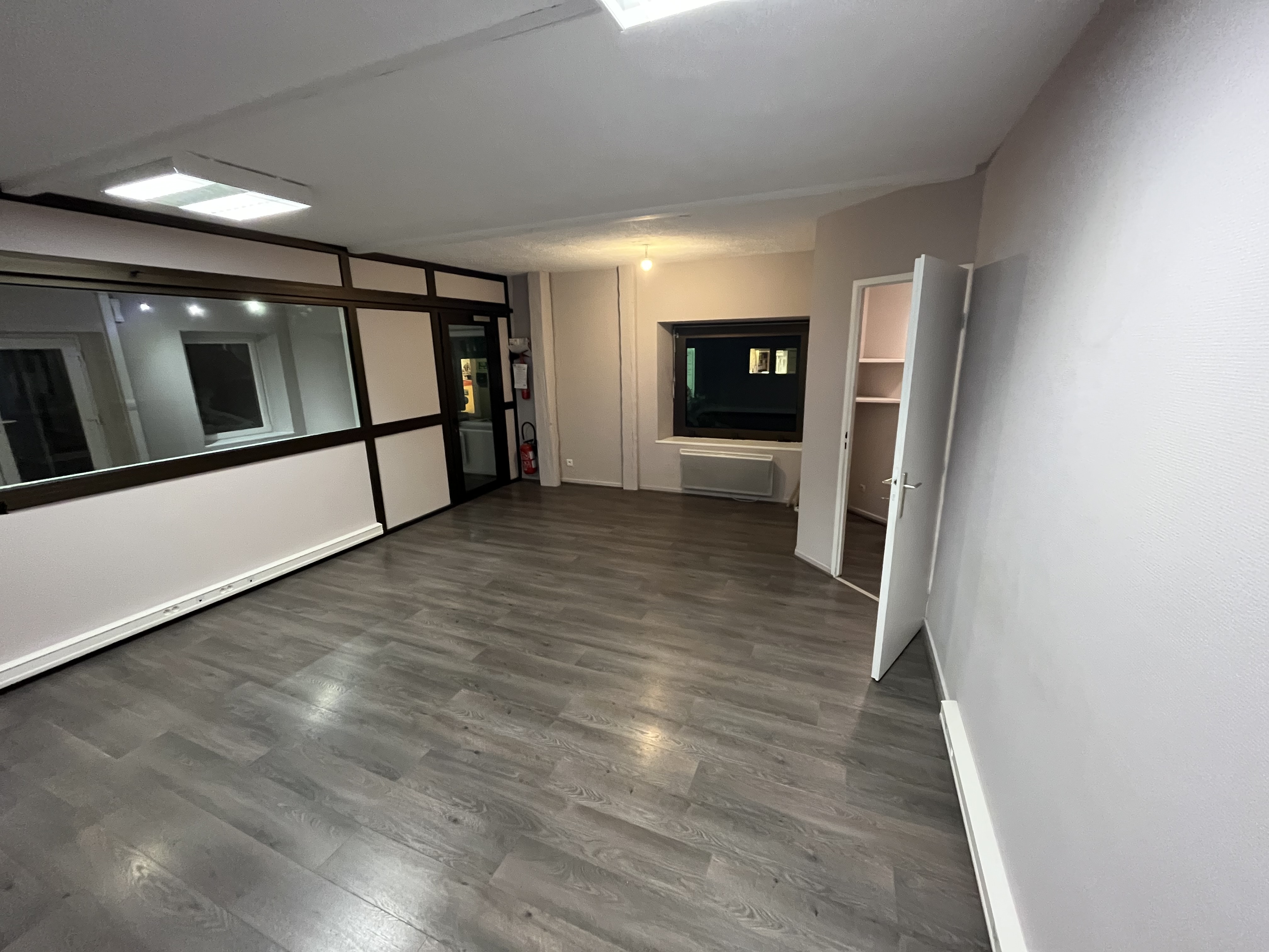 Plein centre, local professionnel ou commercial de 53m², en plain-pied, 
2 pièces, 4 vitrines, 1 WC lave-mains, chauffage électrique individuel.
Libre de suite. Loyer de 530€ mensuel.