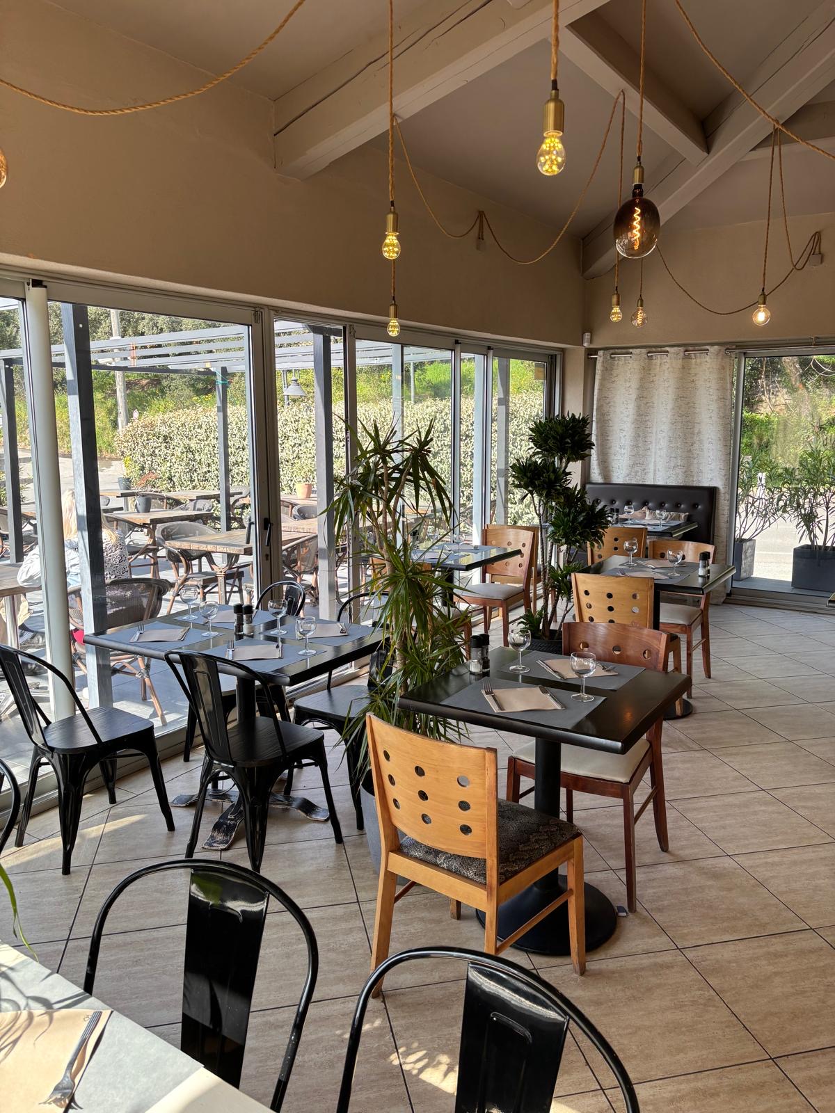 À vendre - Fonds de commerce Restaurant -
Secteur Saint-Tropez
Très beau restaurant situé à 25 km de Saint-Tropez, bénéficiant d'un emplacement stratégique, dernier restaurant avant l'accès à l'autoroute.
L'établissement offre un cadre exceptionnel avec une vue magnifique sur les collines, très apprécié par une clientele fidèle à l'année (locale et de passage).
Caractéristiques :
• Salle intérieure : 40 couverts
• Terrasse extérieure: 60 couverts
• Aucun salarié à reprendre
• Restaurant clé en main
• Fort potentiel de développement
↓
Idéal pour un couple ou un vrofessionnel souhaitant s'installer dans un environnement de qualité, avec une activité déjà bien établie.
& Renseignements et dossier sur demande
• Annonce - Location-gérance
(Restaurant)
Restaurant en location-gérance - Proche Saint-Tropez
À saisir : restaurant en location-gérance, situé à 25 km de Saint-Tropez, dans un emplacement privilégié, dernier établissement de restauration avant l'autoroute.
Le restaurant bénéficie d'une très belle visibilité et d'un cadre naturel exceptionnel avec vue sur les collines. Clientèle fidèle  tout au long de l'année.