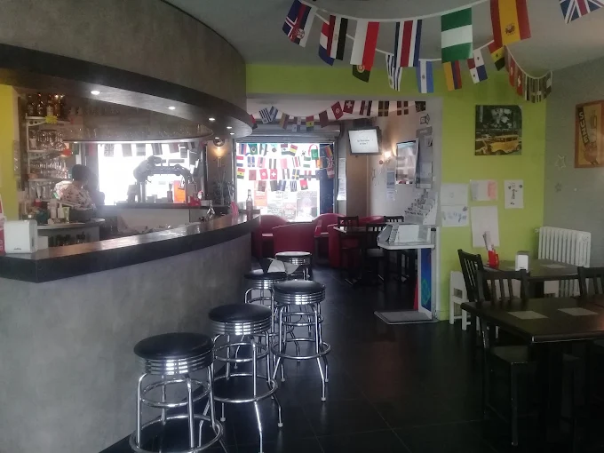 À Vendre : Fonds de Commerce Bar - Tabac - FDJ - Presse à Plouarzel (29)
Situé au cœur du bourg de Plouarzel, charmante commune dynamique de 4 000 habitants, ce fonds de commerce est une belle opportunité pour un repreneur souhaitant s’installer dans un cadre agréable à seulement :

10 minutes de Saint-Renan
20 minutes de Brest

Le bien en quelques mots :

Activités : Bar, Tabac, Française des Jeux, Presse
Surface intérieure : 90 m² avec environ 25 places assises
Terrasse extérieure : 120 m² pouvant accueillir environ 40 personnes
Cave : 90 m²
Pas de travaux à prévoir
Normes PMR
Possibilité de développer une activité de restauration
Pas de logement sur place
Commissions : 100 000€

Un environnement commerçant et attractif :

Plouarzel dispose de nombreux commerces et services de proximité :
Boucherie, boulangerie, fleuriste, pharmacie
Restaurants (2) et crêperie
Supermarché
Professionnels de santé : médecins généralistes, dentistes, kinésithérapeutes, ostéopathe, orthoptiste
Coiffeurs (3), esthéticienne