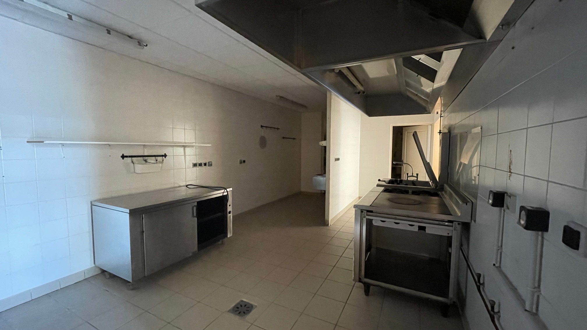 Au cœur d’un charmant village de 200 habitants, découvrez une opportunité rare : un ancien commerce multiservices offrant un potentiel de développement.

Idéalement situé sur la place de l’église, l’établissement comprend un café bénéficiant d’une Licence IV ainsi qu’un espace restauration entièrement équipé avec une cuisine professionnelle complète. Le bâtiment dispose de deux agréables terrasses, parfaites pour profiter des beaux jours et dynamiser l’activité.

À l’intérieur, vous trouverez :
- Une première salle dédiée au bar et à l’épicerie, conviviale et fonctionnelle, env. 60 m².
- Une vaste salle de 80 m² permettant d’accueillir confortablement la clientèle, avec une grande cheminée.
- Une cuisine professionnelle de 60 m² comprenant réserve, chambre froide, plonge et espace de préparation.
- Le plan détaillé de l’établissement est disponible sur demande.

Un outil de travail clé en main, idéal pour un projet de reprise ou de création d’activité dans un cadre authentique et dynamique.

Projets envisageables :
- Restaurant
- Bar
- Commerce de proximité

Surface du bien :
- Bâtiment commercial : 227 m²
- Parcelle : 500 m²

Localisation :

A 20 minutes en voiture de la Forêt de Brocéliande et de Ploërmel.

Conditions d'acquisition  :

Bail commercial
Tarifs évolutifs : 300€ HT/année 1 puis loyer à définir à partir de l'année 2

Caractéristiques / Atouts :

- Environnement calme et authentique
- Bâtiment clef en main
- Accompagnement et aide possible (PASS commerce et artisanat)
- Site desservi en fibre