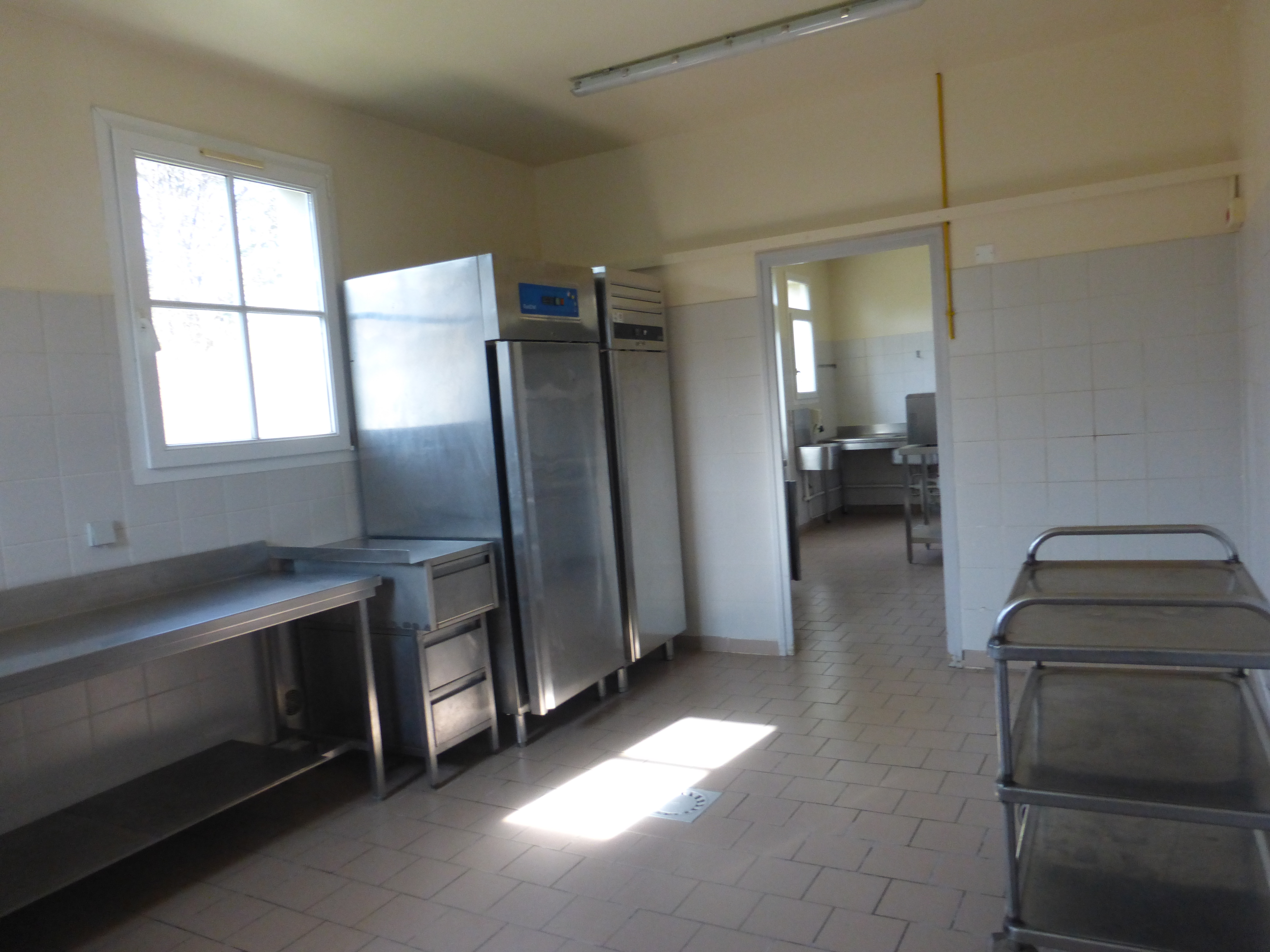 La commune de Veuil (36600) recherche un repreneur pour la gérance du restaurant bar communal. 

Le restaurant Le P'TIT VEUIL est situé dans une commune dynamique et touristique, villes et villages fleuris 4 fleurs , à 5 km du château de Valençay et 25 km du ZooParc de Beauval.

La commune recherche un porteur de projet professionnel de la restauration dans le cadre d'une location avec mise à disposition de l'outil de travail. Une licence IV propriété de la commune est mise à disposition .

Le bâtiment est composé d'un local commercial de 198 m² et d'un local d'habitation privé .

Dans la partie professionnelle, le restaurant est entièrement équipé en cuisine aux normes. Il possède 2 salles attenantes ainsi qu'une terrasse.

Un appartement à l'étage d'environ 70 m² dispose de 3 chambres.

Le loyer  pour les 2 parties est de 800 € hors taxe, disponible dès maintenant.

La commune souhaite un repreneur dynamique, avec une expérience significative dans la restauration souhaitant s'établir en milieu rural. Les porteurs de projet intéressés peuvent adresser leur candidature avec un CV et une lettre de motivation avec leur projet en rapport avec l'établissement. Toute candidature sera étudiée avec attention.

Contact : Mairie de Veuil, 2 rue de la Fontaine , 36600 VEUIL - 02 54 40 32 71
adresse mail : mairie@mairiedeveuil.fr