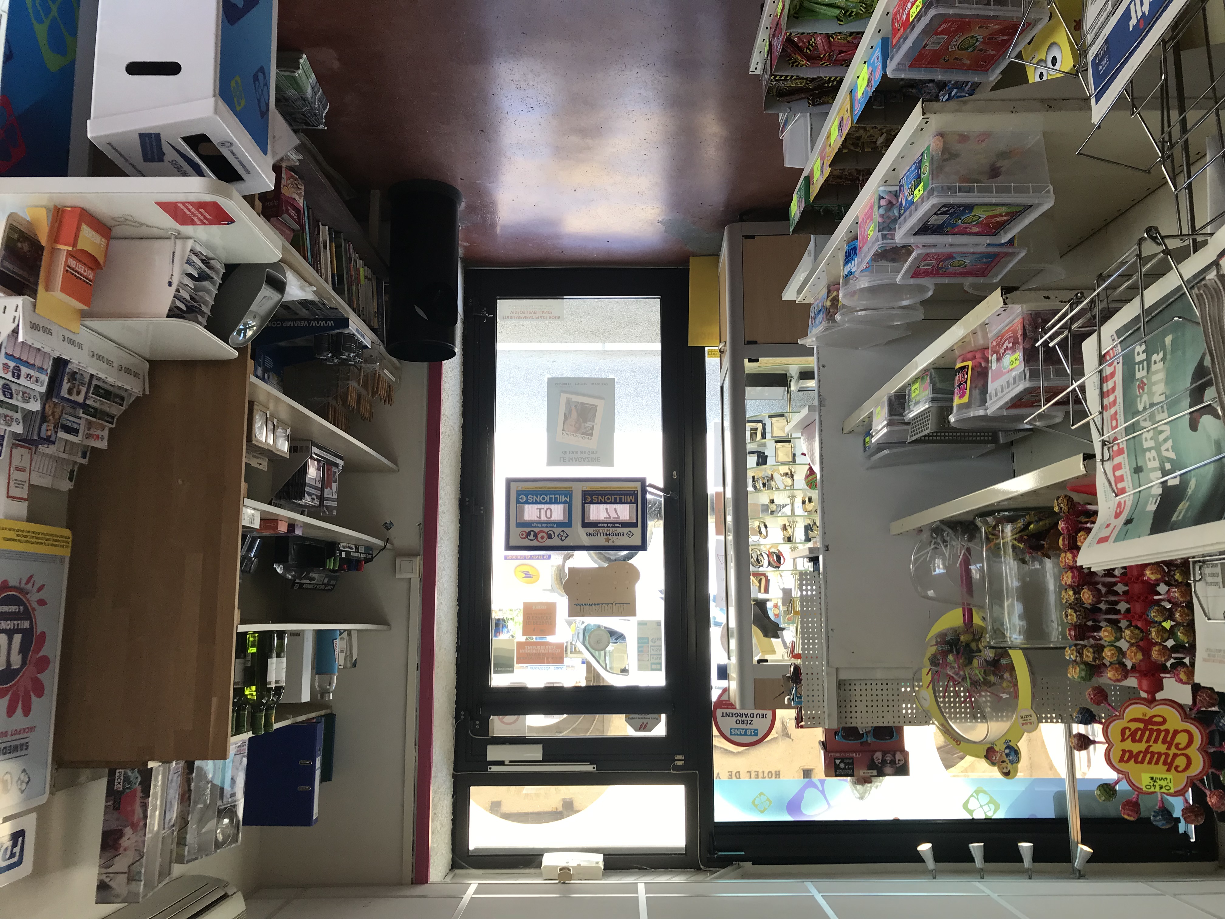 Vends Tabac-Presse-Loto situé au centre d'un charmant village du sud-ouest. Village dynamique avec toutes les commodités ( supérette, boulangerie, boucherie, pharmacie, bar, poste, banque, école etc...). Aucune concurrence à moins de 15 km. belle surface de vente d'environ 50 m², une arrière boutique de 17 m² avec vitrine sur rue offrant la possibilité de laisser libre cours à votre imagination pour diversifier votre commerce, un bureau + réserve de 15 m² permettant de passer vos commandes sans être dérangé par la clientèle, et enfin un sous sol de 28 m². Aucun personnel à reprendre.