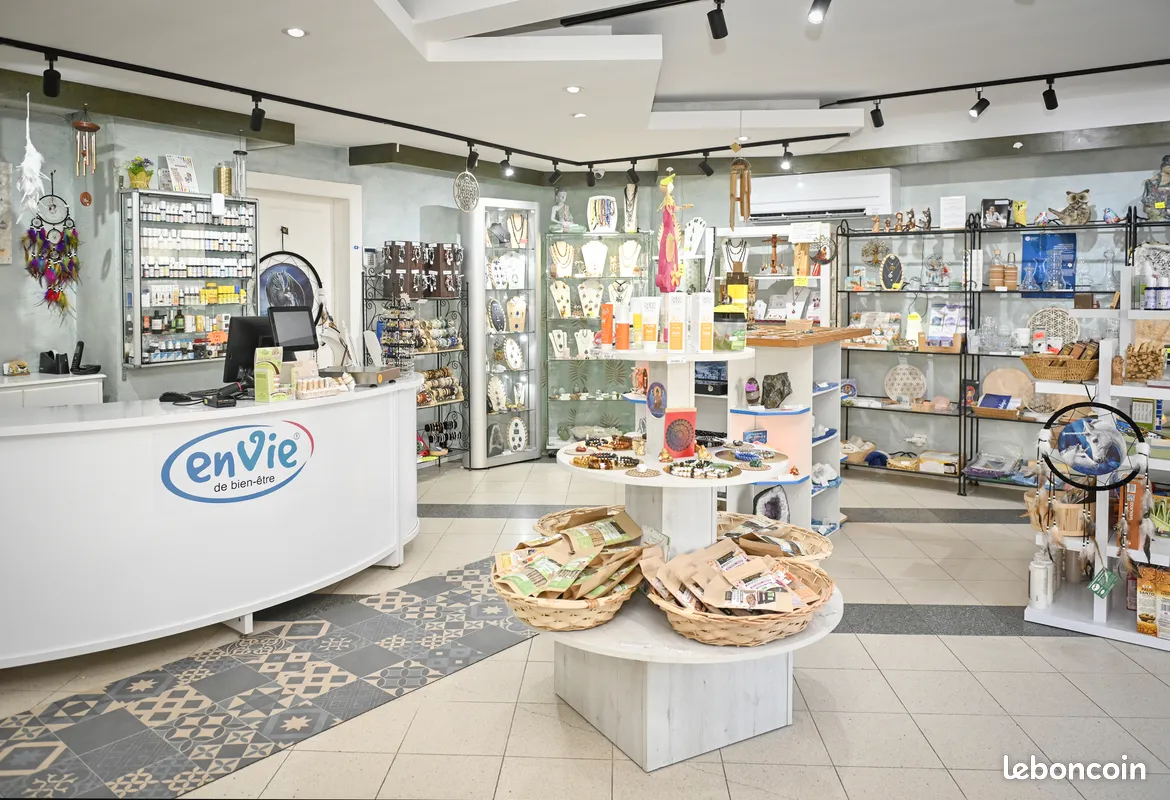 Vous souhaitez travailler tout en vous épanouissant dans l’univers du bien-être ? Ce magasin est fait pour vous !

Dans le cadre de la préparation à un départ à la retraite, cession d’un magasin de pierres & minéraux, naturopathie et bien-être, idéalement situé en plein cœur du centre-ville de Dombasle-sur-Meurthe 📍
✔ Excellente visibilité
✔ Passage régulier
✔ 2 places de parking 15 min devant le magasin
✔ Vitrine exceptionnelle 

✨ Une activité reconnue et rentable :
Ce commerce bénéficie d’une excellente réputation et s’appuie sur une clientèle fidèle, construite au fil des années 🤝
Sa large zone de chalandise attire des clients venant parfois de loin pour des produits de qualité et difficiles à trouver 💎

✔ Activité saine, stable et immédiatement exploitable
✔ Aucun investissement à prévoir

🏡 Un espace chaleureux et plein de potentiel :

Le local commercial offre 114 m2 (loyer 1150 €) :
🛍️ Environ 60 m² de surface de vente, lumineux, chaleureux et soigneusement aménagé
➕ 4 pièces annexes (~54 m²) permettant :
- accueil de praticiens (naturopathe, réflexologue…)
- ateliers, conférences, animations
- développement d’activités complémentaires
- création d’un revenu locatif
📦 Une cave d’environ 55 m² complète l’ensemble (stockage idéal)

🌱 Une offre complète et attractive :
💎 Pierres, minéraux et bijoux
🌿 Compléments alimentaires, huiles essentielles, fleurs de Bach
🕯️ Bougies, encens, fontaines, bols tibétains, carillons
📚 Livres, géobiologie, radiesthésie, oracles
💄 Cosmétiques naturels et bio
🍯 Épicerie saine et gourmande

✨ Une diversité qui répond à une large clientèle en quête de solutions naturelles en pleine expansion !

🚀 Une reprise facilitée (clé en main) :
📁 Fichier clients structuré
🎁 Programme de fidélité actif
💻 Site internet de vente en ligne
🤝 Réseaux et partenariats en place

👉 Tout est prêt pour démarrer immédiatement dans les meilleures conditions.

👤 Profil idéal : Activité parfaitement adaptée à une personne souhaitant s’investir dans un projet porteur de sens, centré sur le bien-être et la relation humaine 💫

✔ Accompagnement et formation possibles à la reprise

💰 Possibilité d’acquérir les murs en complément du fonds (148 000 €)

✨ Une belle opportunité dans un secteur en plein essor ! Coup de cœur assuré😀