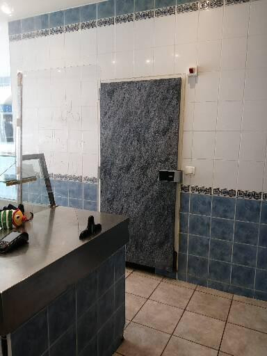 Poissonnerie située en plein centre ville (15000 habitants) dans une rue commerçante avec stationnement gratuit à proximité. Elle est composée d'une surface de vente de 40m2 avec climatisation réversible , d'une chambre froide, d'une arrière boutique de 20m2 avec climatisation réversible, d'une cuisine de 12m2 et d' une cour. 
Machine à glace Maja achetée il y a 2 ans.
Loyer annuel : 12300?. 
Bail se terminant en 2027.

A l'étage, 3 pièces à rénover.