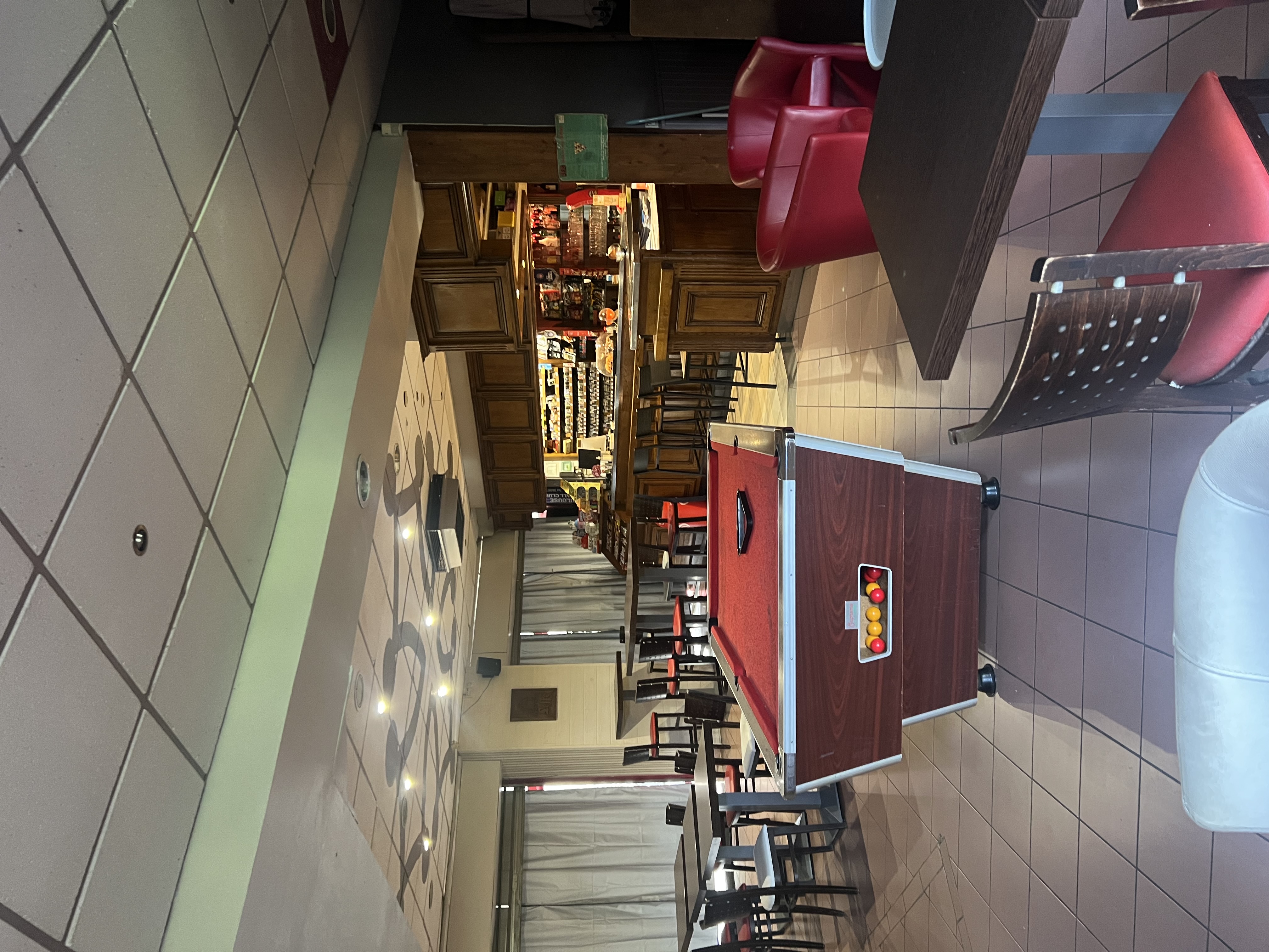 a vendre bar-tabac-presse sur un axe trés fréquenté, avec beaucoup de possibilité de développement (FDJ,PMU,RESTAURATION ET PETITE RESTAURATION) seul tabac dans le village et le tabac le plus proche et a 20km.
la salle bar et possibilité restauration fait 100m2. il y a 30m2 de cuisine car nous avons arrétér la restauration au covid. 
La batisse avec le commerce fait 600m2 et en plus jardin de 400m2 avec vente des murs en plus du fond de commerce.