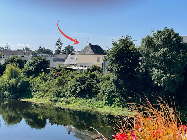 Situé au cœur d’une charmante commune de Touraine, établissement réputé depuis plusieurs décennies, offrant une cuisine traditionnelle revisitée et généreuse.

L’établissement dispose :

- D’une salle d’une capacité de 50 couverts, complétée par un salon privé de 18 places,
- D’une magnifique terrasse de 40 couverts au bord de la Vienne,
- D’un grand parking juste en face,
- D’un logement spacieux (3 à 4 chambres), au-dessus du restaurant.

Atouts :

- Matériel complet et haut de gamme, aucun investissement à prévoir (fourneau central Molteni, four mixte Rational 6 niveaux, Eurocave, lave-verre osmoseur etc.),
- Pas de concurrence directe sur le segment gastronomique,         
- Clientèle locale fidèle et touristique (proximité Chinon, Tours, Poitiers),
- Emplacement en zone franche urbaine (avantages fiscaux),
- Potentiel de développement important (brasserie haut de gamme, fruits de mer, cuisine étoilée, extension possible de la salle).

CA moyen 548k€.

Prix de cession : Fonds 220 000 € net vendeur – (possibilité achat des murs 270 000 € ou location : 2 000 €/mois).

Idéal pour un couple ou un chef souhaitant s’installer dans un cadre de vie agréable et développer une table de caractère.
