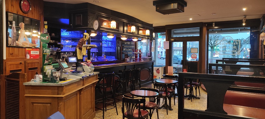 Au cœur de la capitale morvandelle, dans le Parc Naturel Régional du Morvan entre Paris et Lyon, découvrez cette affaire commerciale polyvalente alliant activité en place et potentiel locatif. 
Idéalement située sur l'axe Dijon-Bourges, à proximité des lacs et des pôles touristiques, cette adresse bénéficie d'un flux régulier de visiteurs et d'une visibilité adaptée à une exploitation saisonnière ou annuelle.
Le commerce se compose d'un bar (licence IV)-snack-glacier avec FDJ et PMU. La salle principale accueille confortablement 50 couverts dans une ambiance conviviale, complétée par une terrasse partiellement couverte de 50 places, qui prolonge l'espace et invite à la détente en extérieur.
 Luminosité et ouverture sur la rue favorisent un contact direct avec la clientèle. La cuisine, entièrement refaite en 2020, est fonctionnelle et adaptée à une activité snack/glacier, et les sanitaires du bar ont également été rénovés la même année, garantissant des prestations aux normes et un confort pour les clients.
Accueil de la clientèle locale, régionale, touristique. L’établissement bénéficie d’une bonne réputation locale. Accueil de randonneurs, club auto et moto 
Base moyenne de 50 clients/jour en hiver et 250 clients/jour en pleine saison.
Deux appartements, conçus pour loger les gérants, complètent le bien : un logement de 55 m² et un autre de 45 m², doté d'un balcon. Ces appartements à rénover offrent la possibilité d'un hébergement sur place, simplifiant la gestion quotidienne et la disponibilité du personnel sans nécessité d'embauche. Leur agencement permet de repenser les espaces selon vos besoins et d'optimiser le confort de vie.
En complément, il est possible d'acquérir un immeuble de rapport composé de trois logements (studio de 30 m², T2 de 40 m², T1 de 30 m²) offrant un rendement d'environ 10 %. Cette configuration ouvre des perspectives d'investissement complémentaires et de diversification des revenus.  
Ce bien représente une opportunité pour un couple motivé souhaitant reprendre une affaire existante dans un cadre touristique privilégié, avec des espaces d'habitation à aménager.