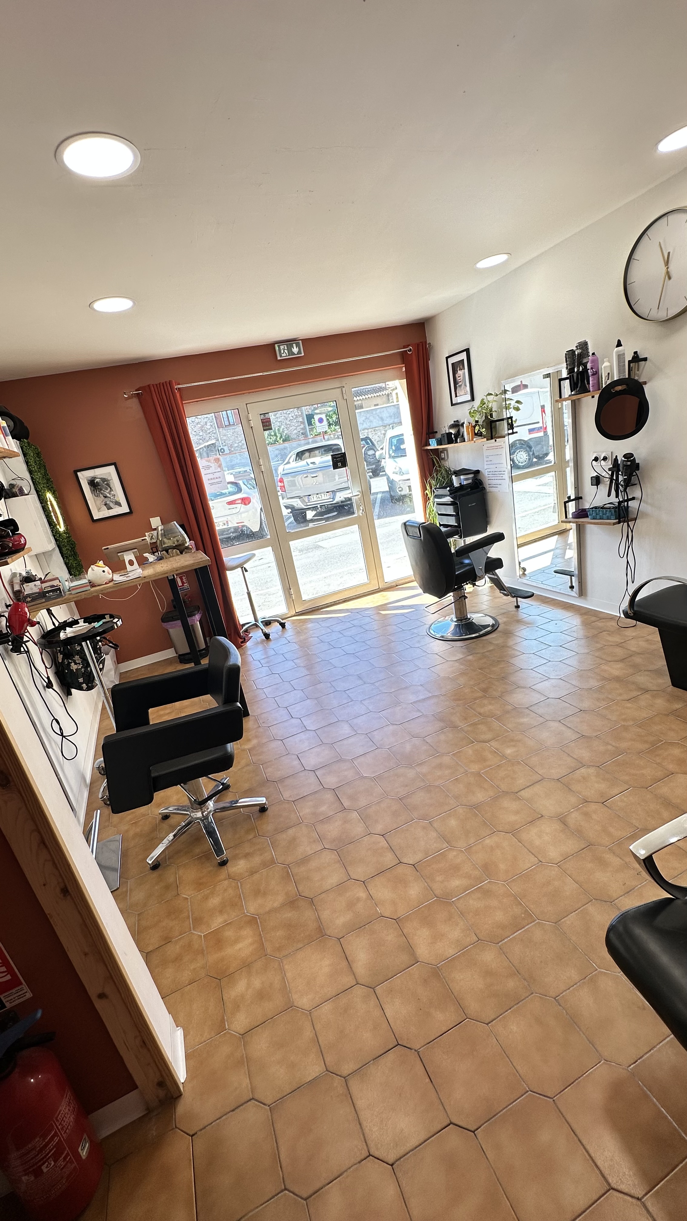 🏢

À vendre – Fonds de commerce salon de coiffure à Estagel (66310)

Opportunité à saisir !
Charmant salon de coiffure idéalement situé à Estagel, dans un secteur calme et agréable, parking juste en face , salon existant depuis plus de 30 ans ,avec une clientèle fidèle.

🔹 Superficie : 32 m²
🔹 Équipement complet : 2 postes de coiffage, 2 bacs à shampooing, mobilier en bon état
🔹 Aucun salarié à reprendre – idéal pour une personne seule ou un duo
🔹 Activité clé en main, aucun travaux à prévoir
🔹 Motif de la vente : déménagement

Salon très bien entretenu, prêt à accueillir votre activité dès le premier jour.

💰 Prix de vente : 30 000 €
📞 Contact : 04 68 29 04 14

Idéal pour un(e) coiffeur(se) souhaitant se lancer ou développer une deuxième activité dans un cadre agréable.