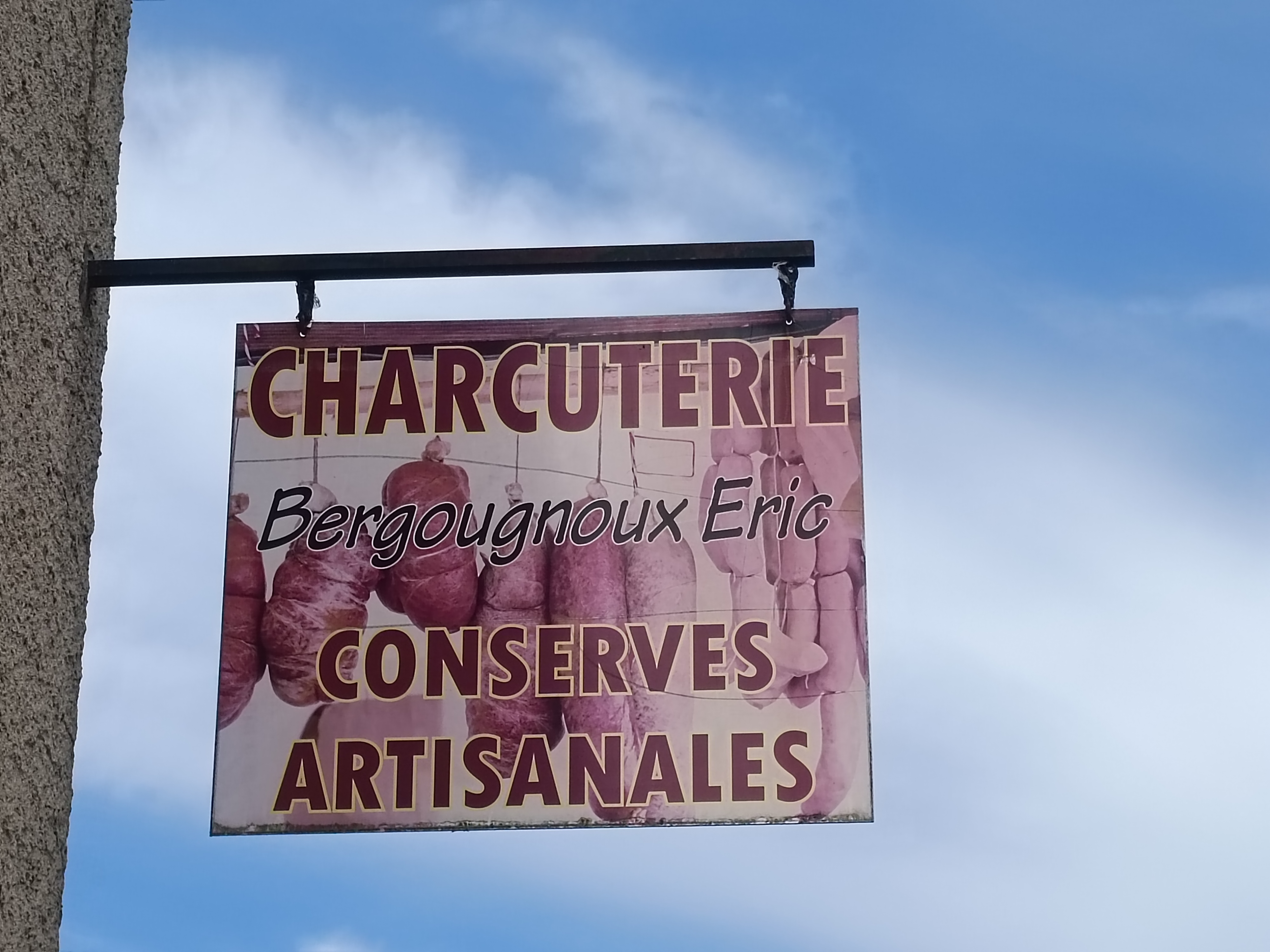 Charcuterie historique à reprendre à Lavergne : Une institution au cœur du Cauvaldor
Nichée dans le charmant village de Lavergne, sur l'axe passant entre Gramat et Saint-Cère, cette charcuterie traditionnelle jouit d'une excellente réputation depuis sa création en 1947. l’actuel propriétaire et artisan passionné, a repris le flambeau en 2012 après avoir été salarié de la boutique depuis 1982. Il souhaite aujourd'hui transmettre son savoir-faire et son entreprise à un repreneur motivé, prêt à perpétuer la tradition.
L'activité :
Fabrication artisanale de charcuterie traditionnelle, sans colorant ni conservateur
Vente de spécialités de pays, sélectionnées avec soin
Fabrication , commercialisation et expédition  de conserves artisanales
La charcuterie bénéficie d'une clientèle fidèle, séduite par la qualité des produits et l'accueil chaleureux. Le chiffre d'affaires de référence de 123 000 € (en progression) témoigne de la stabilité de l'activité.
Les locaux :
Boutique accueillante et conviviale
Atelier de fabrication spacieux et fonctionnel
Espace de stockage confortable pour les conserves
2 chambres froides, séchoir, machine à jambon...
Loyer mensuel attractif : 580 € TTC (bail commercial)
L'opportunité :
Reprise d'une affaire prospère et pérenne
Bénéficier d'un savoir-faire reconnu et d'une clientèle attachée
Accompagnement du repreneur assuré pour une transition en douceur
Idéal pour un couple ou une personne seule souhaitant vivre et travailler dans un cadre de vie agréable
Prix de cession : 35000 €   Contactez nous dès aujourd'hui pour en savoir plus sur cette belle opportunité !