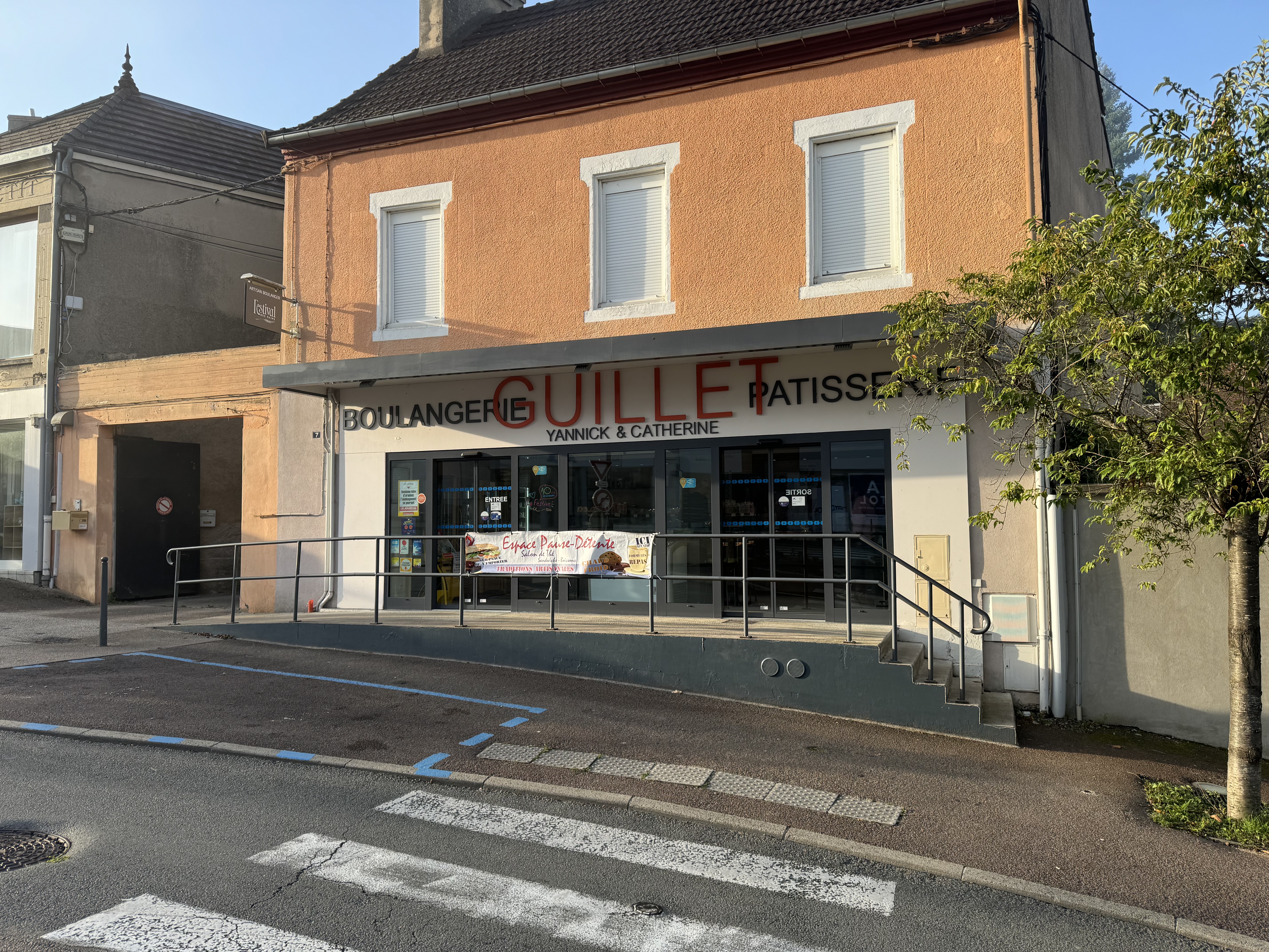 Boulangerie pâtisserie salon de thé restauration rapide 
Ville thermale, cyclo- touristique avec toutes les commodités : écoles primaires, collèges 
Bonne clientèle locale,  saisonnière et étrangère proche du Morvan.
15 minutes de l’A 79
Magasin refait récemment 
Four, chambre de pousse, laminoir récents
Emplacement au cœur de la ville avec parking 
Laboratoire vaste avec laboratoire 
Boulangerie 
Pâtisserie 
Chambre de froid 
Vestiaire 
Le tout dans un très bon état