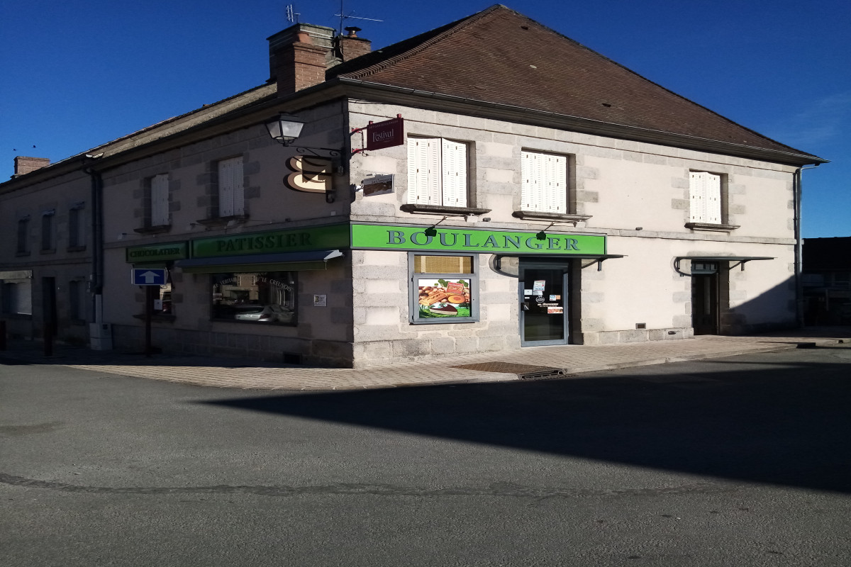 Dans un beau bourg creusois refait récemment, une boulangerie pâtisserie chocolaterie a reprendre idéalement situé à 20 km d Aubusson et ses célèbres tapisseries, 20 km de Guéret, 34 km du magnifique lac de Vassivieres. 
Magasin refait, four boulangerie neuf(2021)
Très belle structure idéale pour un couple
Toutes commodités sur place de l école maternelle au lycée, médecins, infirmières, coiffeuses, fleuriste, bars, ect....