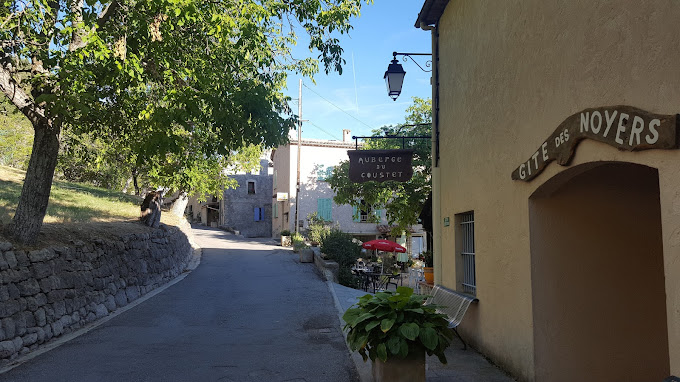 Auberge située à SAINT LEGER (06) à 1000mètres d'altitude, aux portes du parc du Mercantour et des gorges du Verdon, 
C'est le lieu de rencontre privilégié des habitants de la Commune. L’établissement est situé sur de nombreux itinéraires et bénéficie d’une large fréquentation grâce aux locaux, aux randonneurs, cyclistes, motards, grimpeurs, canyoning… Le potentiel est réel avec une auberge qui possède une belle capacité d’accueil.
Le profil des gérants recherché est : un(e) cuisinier(e), ayant une expérience solide afin de satisfaire pleinement les locaux et visiteurs et une seconde personne pour l’accueil au bar et l’hébergement, idéalement en couple. Dans ce lieu de convivialité et d’échanges, il serait souhaitable de développer également la vente à emporter de plats cuisinés, dépôt de pain en saison estivale, etc
Ce type d’activité demande un investissement important. 
L'auberge du Coustet est composée :
1 hôtel de 7 chambres
deux gites d'étapes de 11 et 13 places
1 bar restaurant  AVEC LICENCE iV
 Permis d'exploiter exigé
Le loyer mensuel est de : 450€/HT 
Une caution de 8500€ est demandée et encaissée
Début d'exploitation : avril 2025
Auberge située en zone FRR
Merci d'envoyer votre candidature avec lettre de motivation, CV et CNI par mail
Une visite des locaux et un entretien seront organisés ensuite