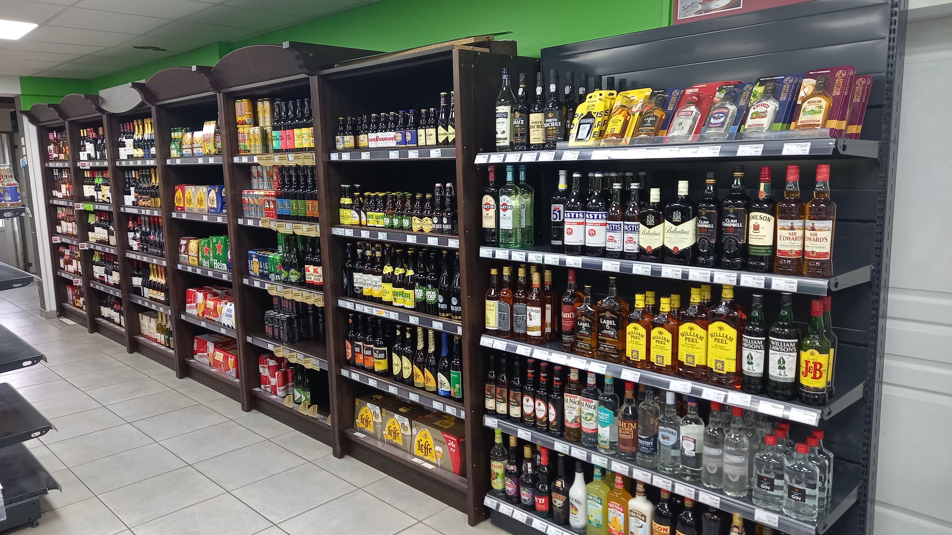 Fonds de commerce sous enseigne Panier Sympa à reprendre dans un village des Flandres pour raisons de santé.
Située au cœur du village, cette supérette de 150m2 permet d'offrir tous les services des habitants (fromages et charcuterie à la coupe, boulangerie avec point cuisson, fruits et légumes, gaz, brasserie et les principaux produits de consommation courante. 
Vous profiterez également de l'habitation jumelée au magasin comprise dans le loyer du magasin.
Pour tout renseignement premier contact par mail pour vous présenter et nous vous recontacterons au plus vite.