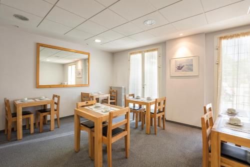 A vendre cause retraite,  dans la ville d'Yssingeaux en Haute Loire,  hotel Logis de France avec bar restaurant. Hotel avec 10 chambre mais possibilité de faire 5 chambres supplémentaires,  affaires très saine tenue pendant plus de 30 ans, literie neuve ainsi que beaucoup de matériel neufs et remplacé récemment,  parking privé et fermé avec  15 places ,  porte sectionnelle neuve.
Cuisine et bar refaits à neuf il y a 5 ans.
Rien a prévoir comme travaux. Possibilité de dissocier le bar restaurant de l' hotel ( vente uniquement de l hotel ou du bar restaurant selon le souhait de l'acheteur) 
Affaire qui  convient tout à fait pour  un couple.